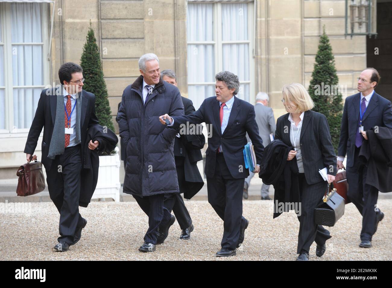 Le ministre allemand des Transports Peter Ramsauer et le ministre français de l'écologie, de l'énergie, du développement durable et des négociations sur le changement climatique Jean-Louis Borloo arrivent pour la réunion franco-allemande du cabinet à l'Elysée Palace, à Paris, en France, le 4 février 2010. Photo de Mousse/ABACAPRESS.COM Banque D'Images