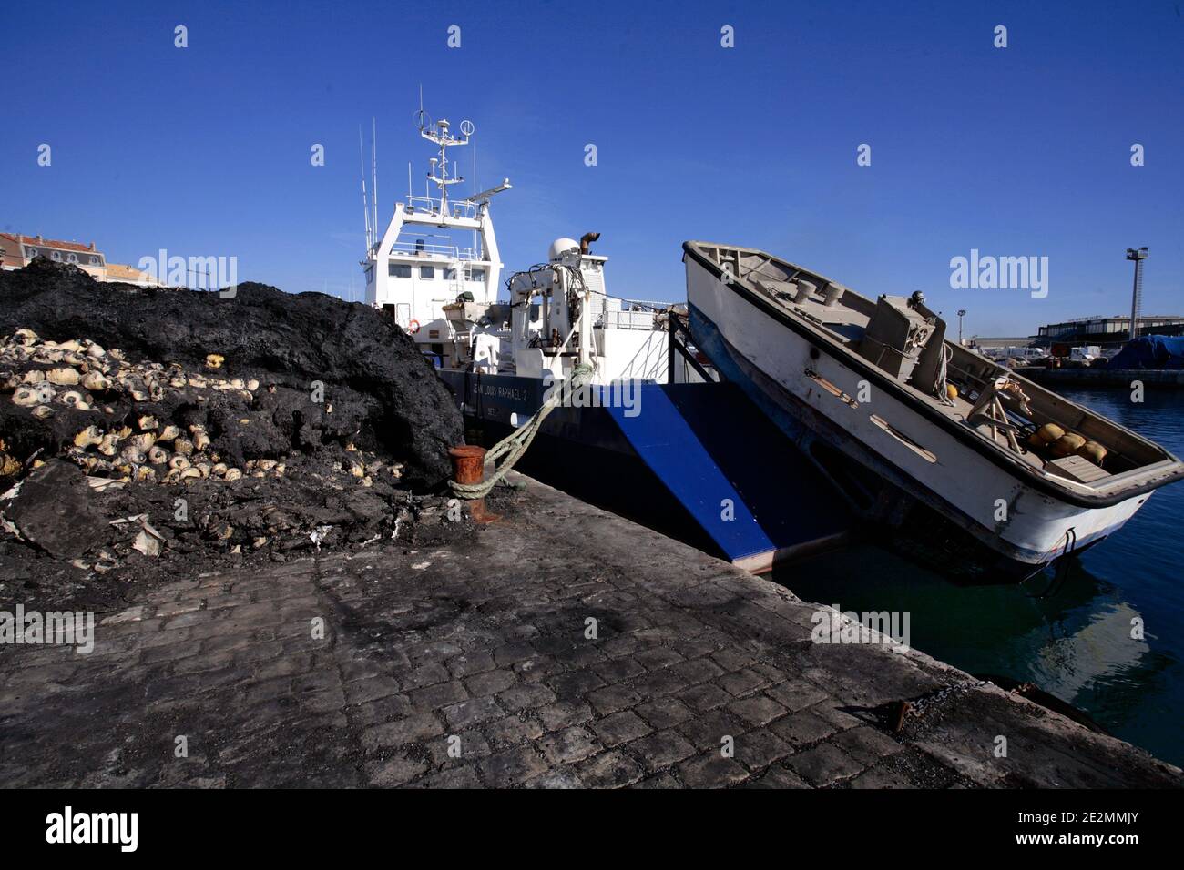 Un chalutier français à senne coulissante amarré dans le port de Sete, dans  le sud de la France, le 3 février 2010. La France a annoncé cette semaine  qu'elle pourrait signer l'Annexe