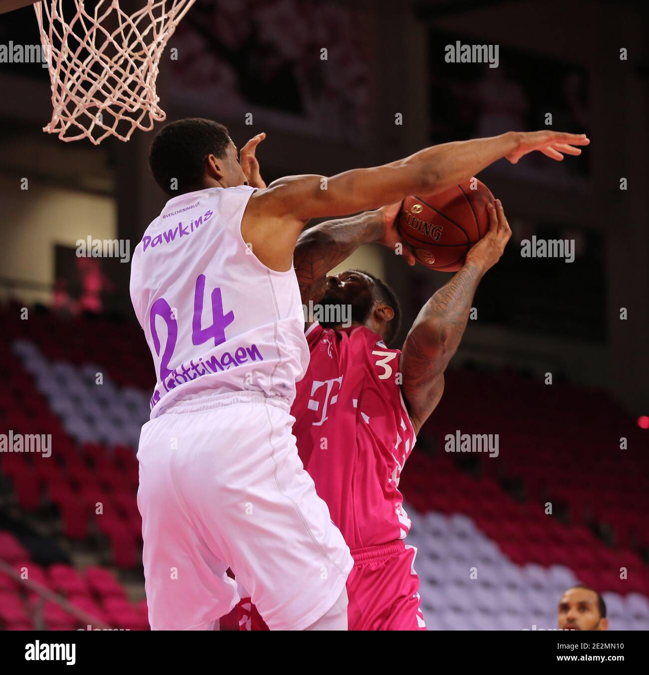 Bonn, Allemagne, 27.12.2020, Telekom Dome, Basketball Bundesliga, Telekom paniers Bonn vs BG Goettingen: Aubrey Dawkins (Goettingen) und James Thompson Banque D'Images