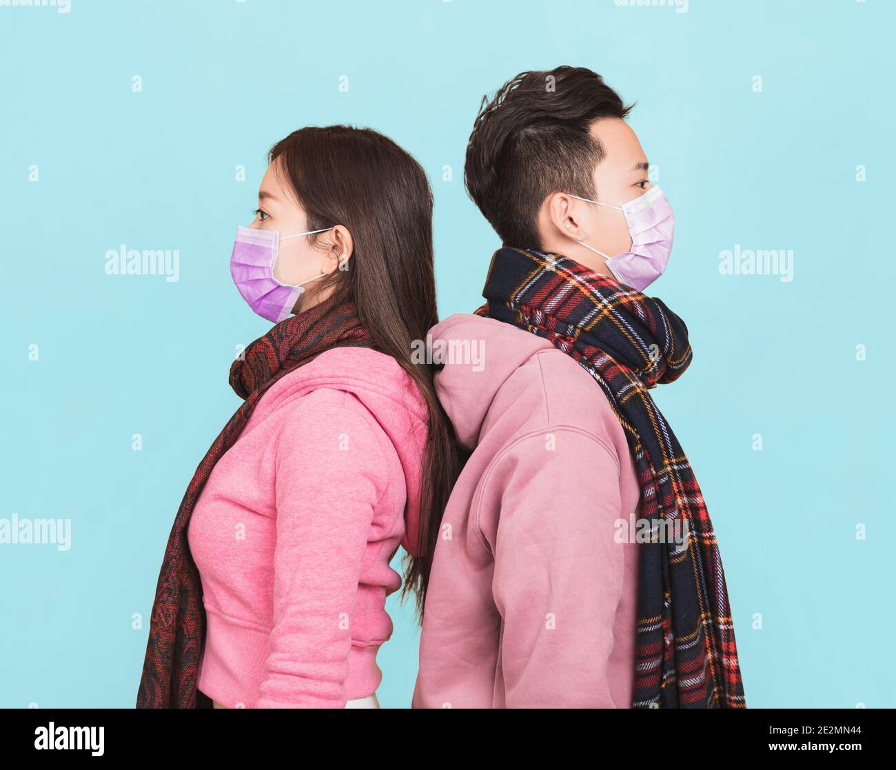 Jeune couple portant un masque protecteur. Concept de prévention de la grippe et du coronavirus Banque D'Images