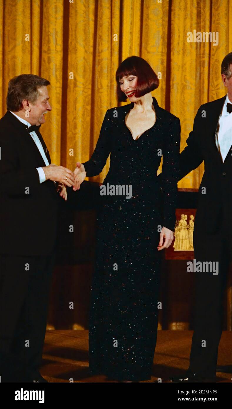 Washington DC. USA, 20 mars 1991 dîner d'État pour le président polonais Lech Walesa. Après le repas, les invités sont assis dans la salle est et sont officiellement divertis par un ensemble musical tel qu'un pianiste, un chanteur, un orchestre ou un groupe de renommée nationale. Dans le passé, la danse a également été un élément à la fin d'un dîner d'État. Karen Akers, chanteuse de Broadway, a chanté "Music of the Night" et Dream a Little Dream of Me" après sa performance, Mme Akers, présidente Bush, la présente à Walesa Credit: Mark Reinstein / MediaPunch Banque D'Images