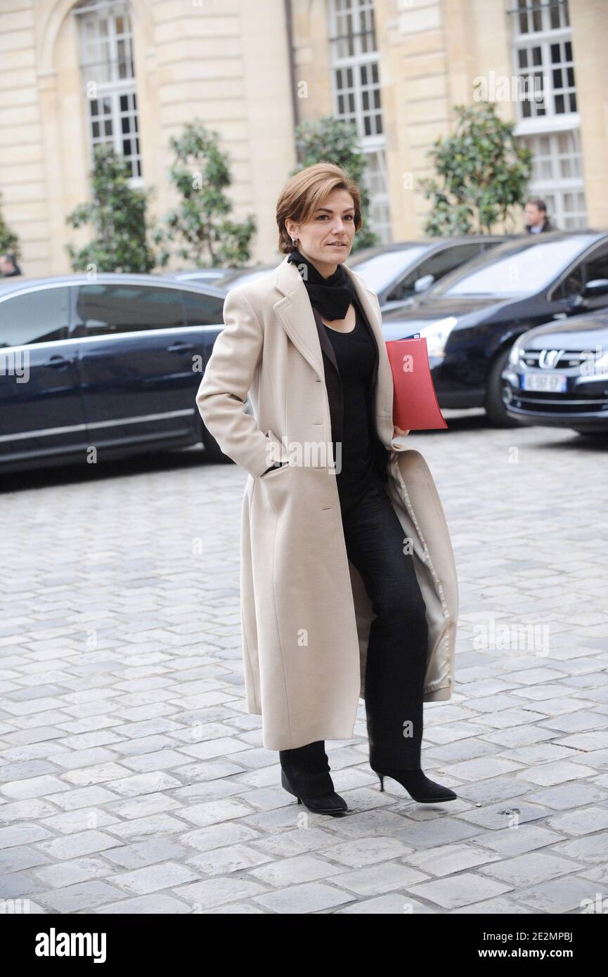 La jeune ministre française de l'écologie Chantal Jouanno arrive au séminaire gouvernemental sur l'identité de la nation à l'hôtel Matignon à Paris, en France, le 8 février 2010. Photo de Mousse/ABACAPRESS.COM Banque D'Images