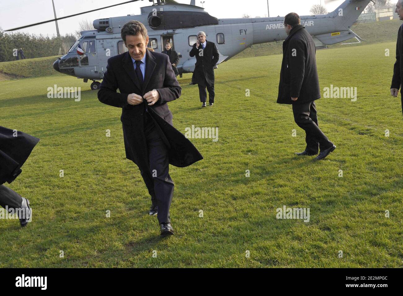 Le président français Nicolas Sarkozy arrive au cimetière militaire français de la première Guerre mondiale à notre Dame de Lorette, à Ablain Saint Nazaire, dans le nord de la France, le 26 janvier 2010. Photo par Elodie Gregoire/ABACAPRESS.COM Banque D'Images