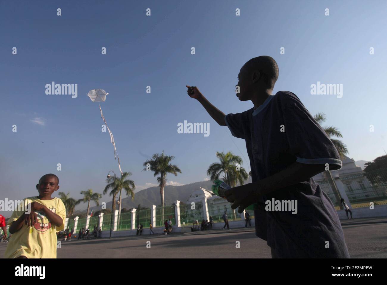 Les jeunes garçons jouent avec un cerf-volant au champ de Mars, à travers le Palais national d'Haïti à Port-au-Prince, Haïti, le dimanche 7 février 2010. La vie devient presque normale 3 semaines après le 12 janvier tremblement de terre dévastateur. Photo de Normand Blouin/ABACAPRESS.COM Banque D'Images