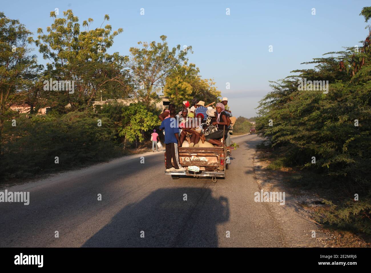 Personnes voyageant dans un petit camion à l'extérieur de Port-au-Prince, Haïti, le dimanche 6 février 2010. Photo de Normand Blouin/ABACAPRESS.COM Banque D'Images