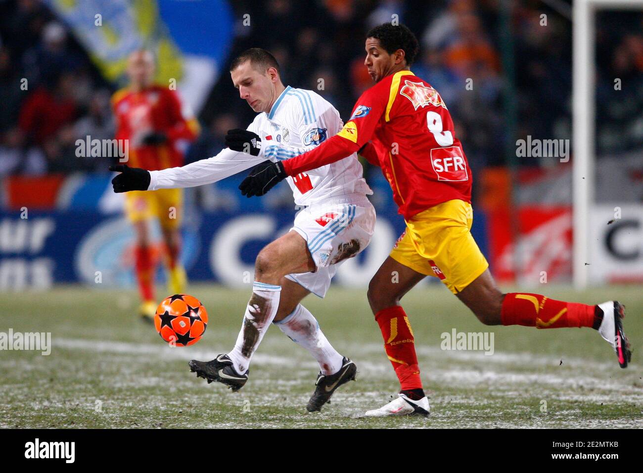 Issam Jemaa de Lens lutte pour le ballon avec Benoit Cheyrou de Marseille  lors du match de football de la coupe de la Ligue française Racing Club de  Lens (RCL) vs Olympique