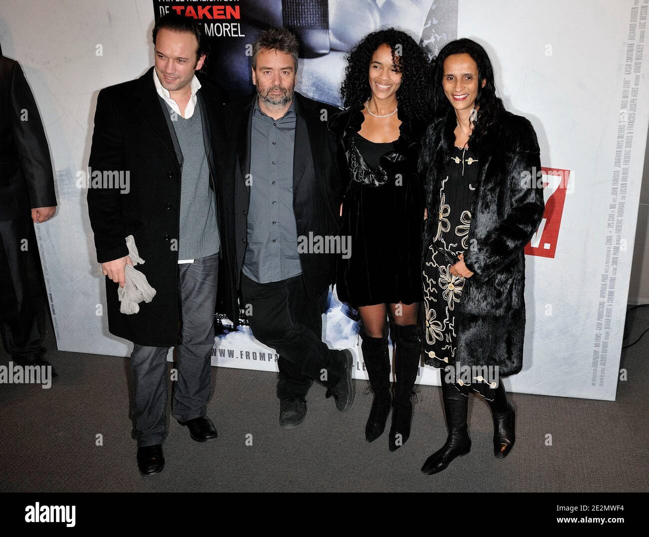 Luc Besson et sa femme, Vincent Perez et Karine Silla arrivent à la première française du film "de Paris avec amour" à Paris, France, le 11 février 2010. Photo de Nicolas Genin/ABACAPRESS.COM Banque D'Images