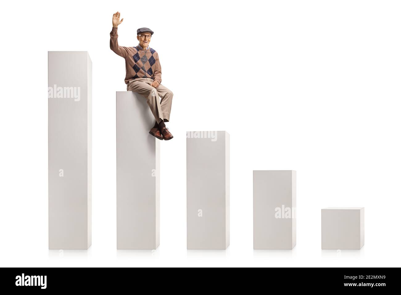 Homme âgé assis sur une colonne d'un tableau et ondulation avec la main isolée sur fond blanc Banque D'Images