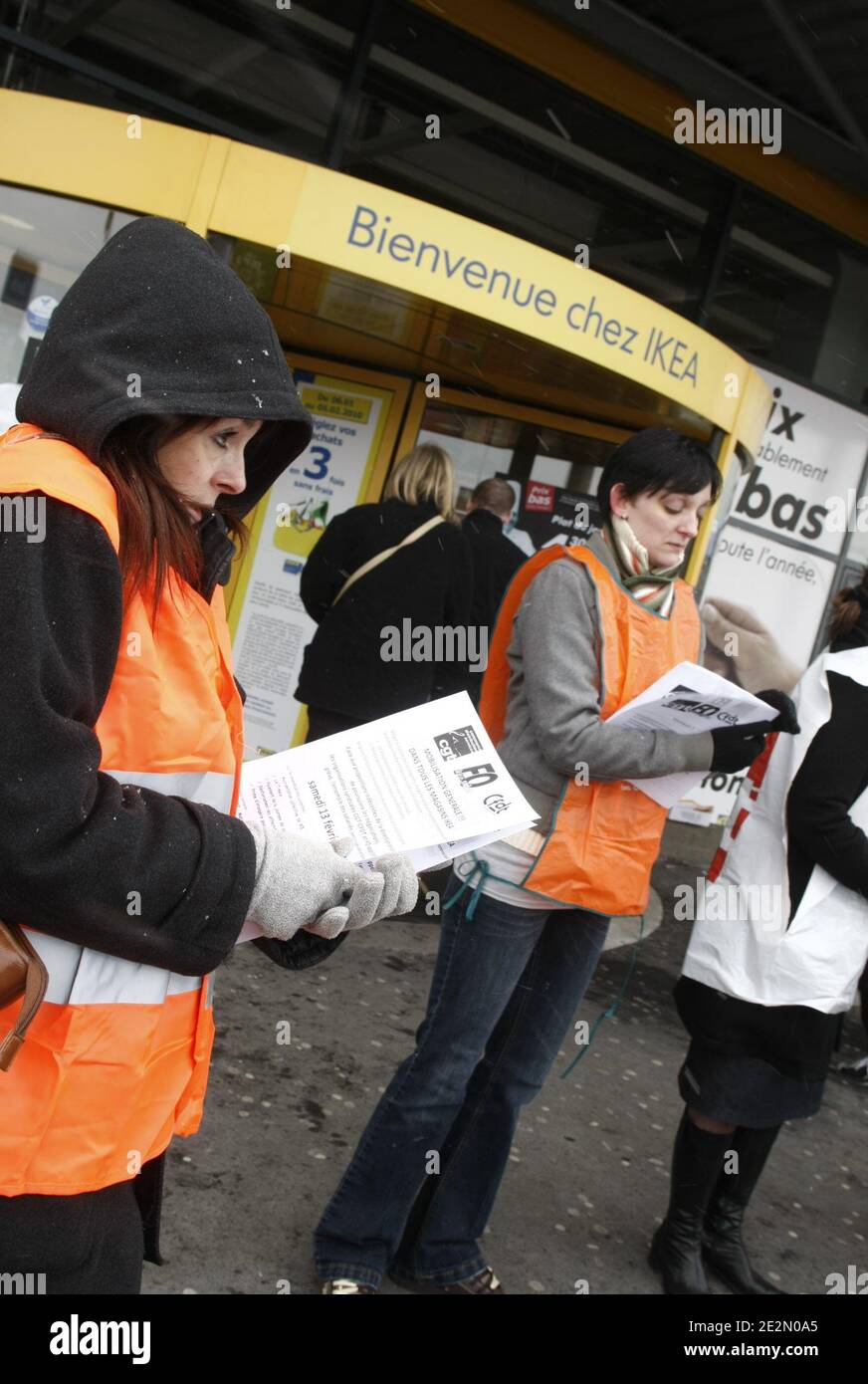 Des employés en greve de l'enseigne Suedoise Ikea distribuant des tracts aux clients du magasin de Noyelles-Godault dans le pas-de-Calais, France, le 13 Fevrier 2010. Les grevistes d'Ikea dédent des augmentations salariales une direction de gauche. Photo Sylv Banque D'Images