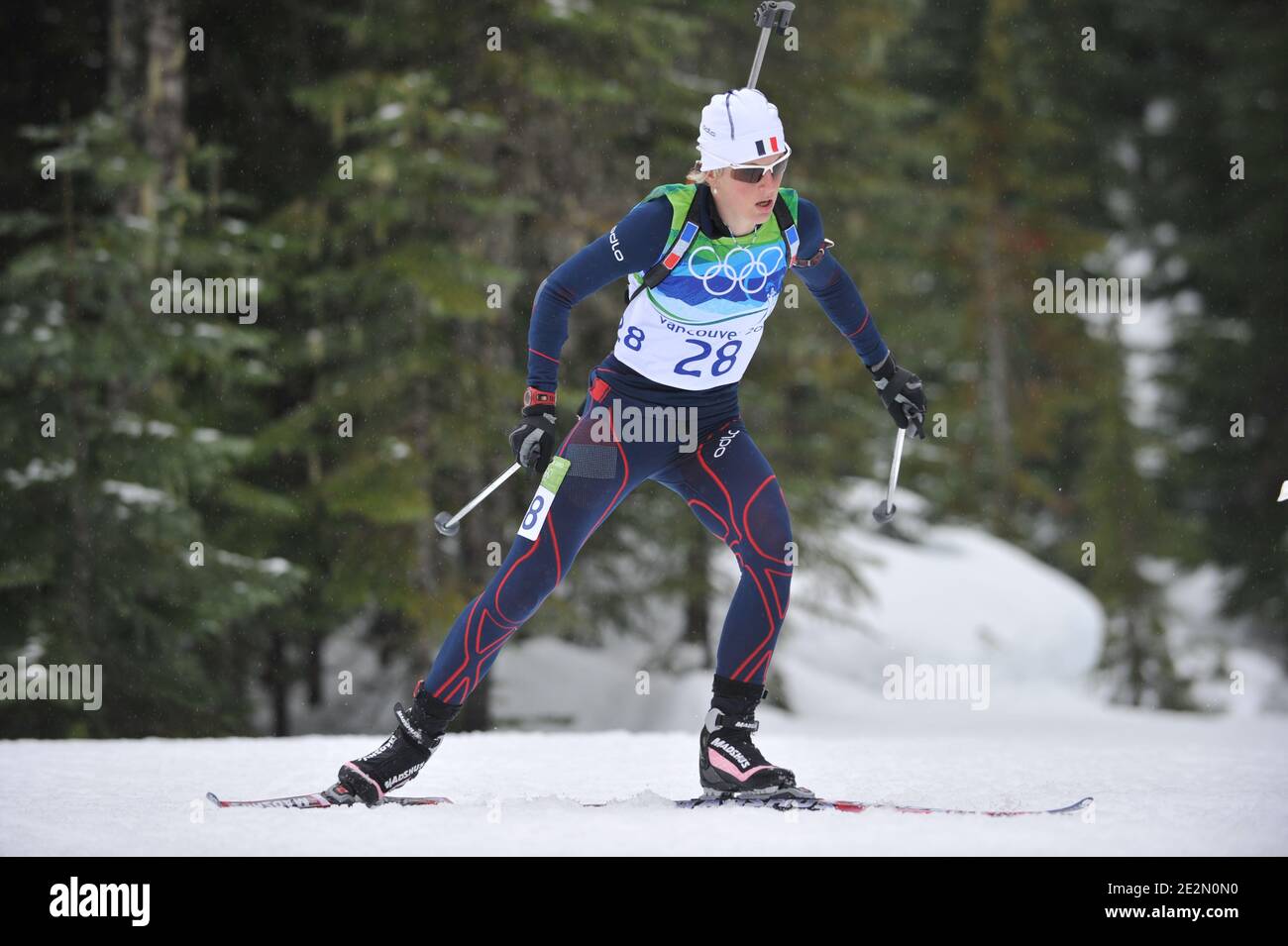 Sandrine Bailly, de France, est en compétition pendant le sprint féminin de 7,5 km de biathlon aux XXIes Jeux olympiques d'hiver de 2010 à Vancouver, au parc olympique de Whistler, au Canada, le 2010 février. Photo de Gouhier-Hahn-Nebinger/ABACAPRESS.COM Banque D'Images