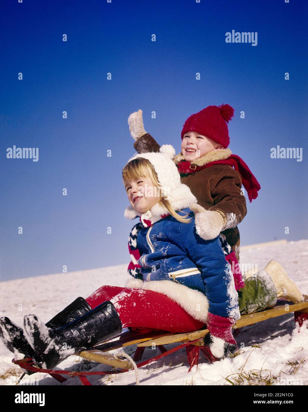 BLONDE DES ANNÉES 1970 SOURIANT, JEUNE GARÇON ET FILLE, PORTANT DES VÊTEMENTS D'HIVER GANTS BOTTES CHAPEAUX TRAÎNEAU À CHEVAL SUR NEIGE HILL GARÇON EN AGITANT BRAS - KW4453 HAR001 HARS SOEUR 1 JEUNE RIRE FACIAL AMI TRAVAIL D'ÉQUIPE HEUREUX JOIE STYLE DE VIE SATISFACTION FEMMES FRÈRES RURAL TRAÎNEAU SANTÉ TRAÎNEAU MAISON VIE HILL COPIE ESPACE AMITIÉ MI-LONGUEUR MÂLES FRÈRES ET SŒURS EXPRESSIONS BONHEUR NEIGE JOYEUSE AVENTURE ET EXCITATION LOISIRS LA DIRECTION SOURIT LA CONNEXION AMICALE JOYEUSE COOPÉRATION CROISSANCE JEUNES TRAÎNEAUX L'APPARTENANCE ETHNIQUE CAUCASIENNE HAR001 EST ANCIENNE Banque D'Images