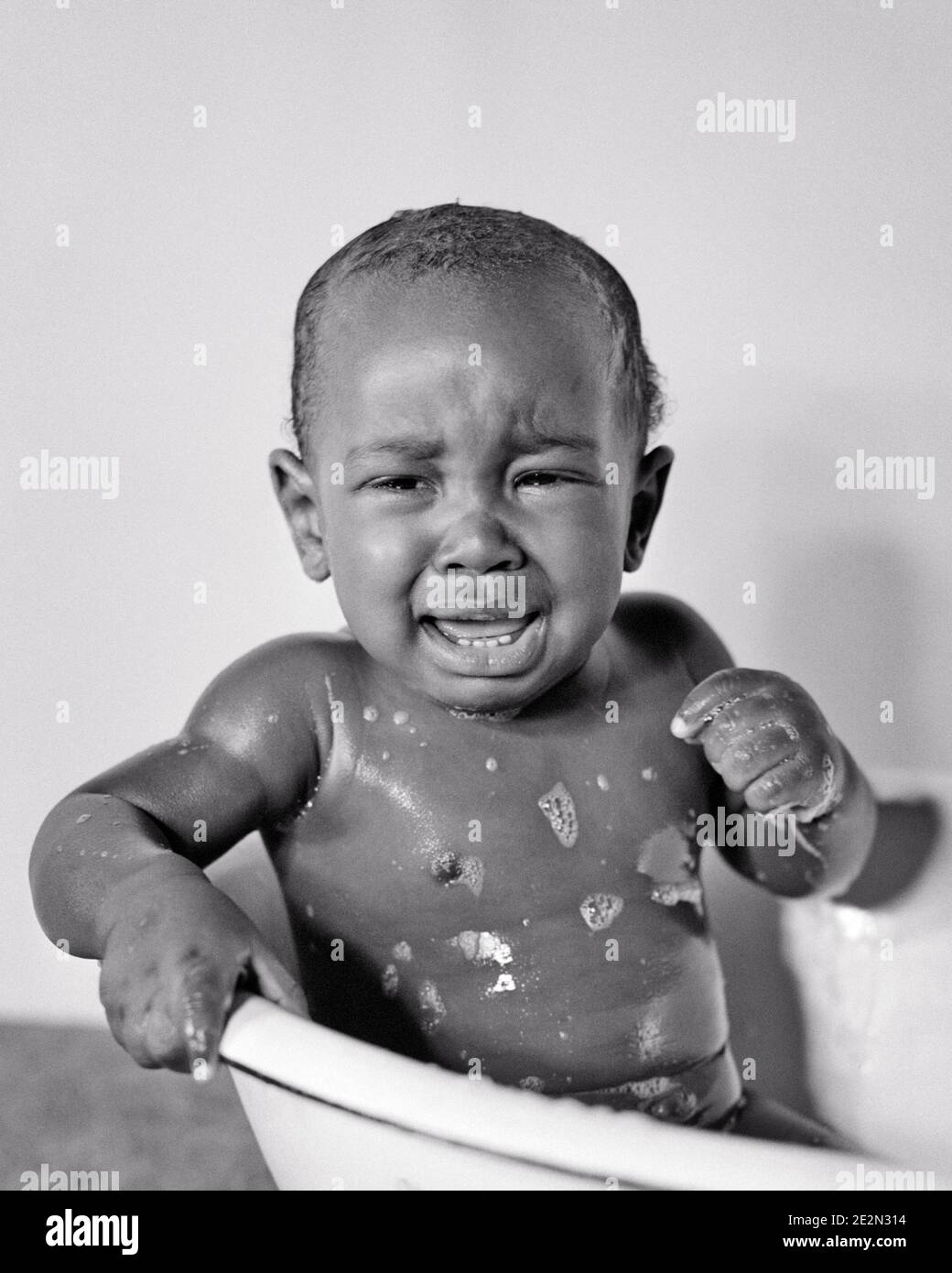 Dans Les Annees 1940 Un Bebe Garcon Afro Americain Qui Pleure Est Assis Baignoire Tout Humide Et Savonneux Regardant L Appareil Photo N238 Har001 Hars Copy Space Demi Longueur Cry Males Tous B W Baquet