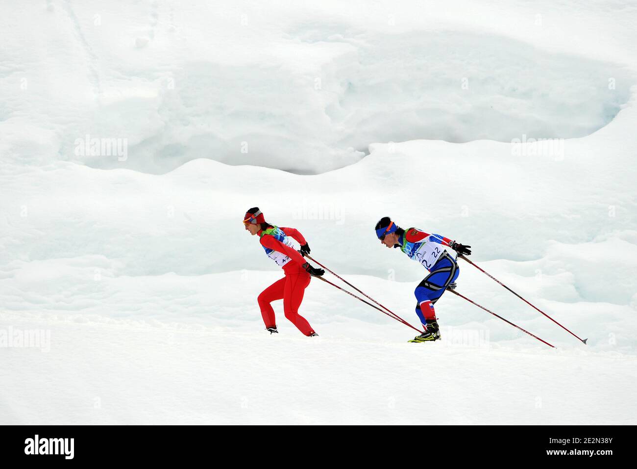 Sylwia Jaskowiec, de Pologne, et Evgenia Meddeva, de Russie, se disputent le 10 février 2010 au cours des 2010 km des XXIes Jeux olympiques d'hiver de Vancouver 15 au parc olympique de Whistler, au Canada. Photo de Gouhier-Hahn-Nebinger/ABACAPRESS.COM Banque D'Images