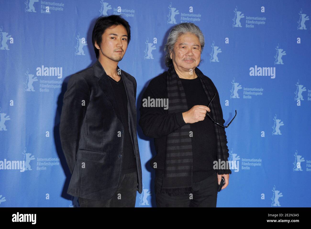 Shima Onishi Banque De Et D Images Haute R Solution Alamy Shima Onishi L Et Koji Wakamatsu Lors D Une Seance Photo Pour Caterpillar Dans Le Cadre Du 60eme Festival Du Film De Berlin A L Hotel Grand Hyatt De Berlin En Allemagne Le 15 Fevrier 2010 Photo De Nicolas Briquet Abacapress Com 2e2n3a5 
