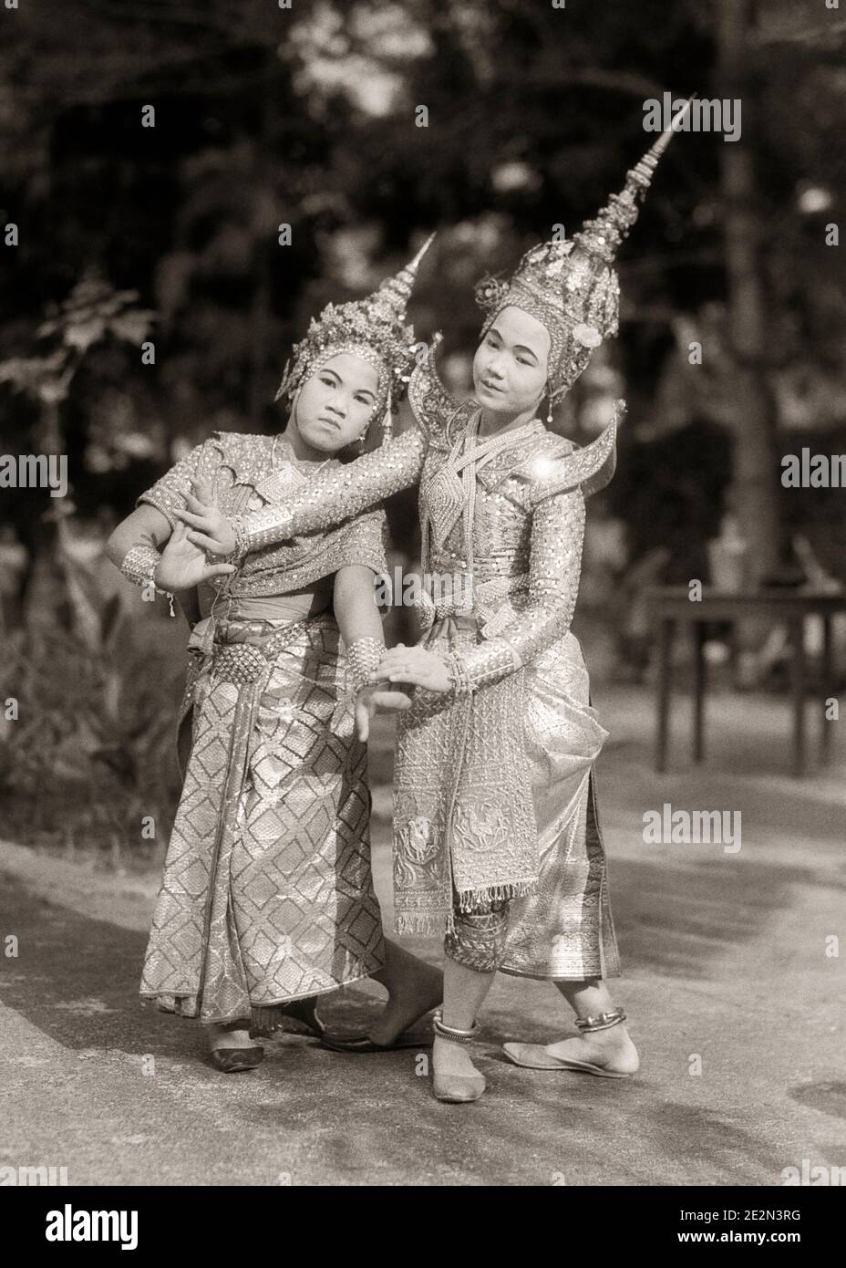 ANNÉES 1930 DEUX DANSEUSES TRADITIONNELLES SIAMISES CLASSIQUES VÊTUES DE COSTUMES ÉLABORÉS ET TÊTES DE SPECTACLE À BANGKOK THAÏLANDE - Q405 HAR001 HARS MYSTÈRE COSTUMES STYLE DE VIE CÉLÉBRATION FEMMES COPIE ESPACE FEMMES PLEINE LONGUEUR PERSONNES L'ADOLESCENCE TRADITIONNELLE FILLE DIVERTISSEMENT FRÈRES ET SŒURS SPIRITUALITÉ SŒURS B&W FORME DE SPECTACLE ET SPECTACULAIRE EXTÉRIEUR TRADITION OCCUPATIONS FRÈRE THAÏLANDE CONCEPTUEL ÉTABLI ÉLÉGANT BANGKOK THAI JUVÉNILES AVANT-ADOLESCENCE AVANT-ADOLESCENCE FILLE DE TOGETHERNESS JEUNE FEMME ADULTE NOIR ET BLANC HAR001 ÉLABORÉ À L'ANCIENNE Banque D'Images