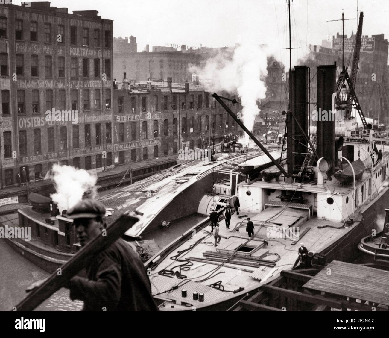 1910S LE NAVIRE À VAPEUR DES GRANDS LACS, L'EASTLAND, A ÉTÉ RENVERSÉ DANS LE CHICAGO RIVER TUANT 812 PASSAGERS JUILLET 1915 CHICAGO IL ÉTATS-UNIS - Q75037 CPC001 HARS COULÉ Banque D'Images