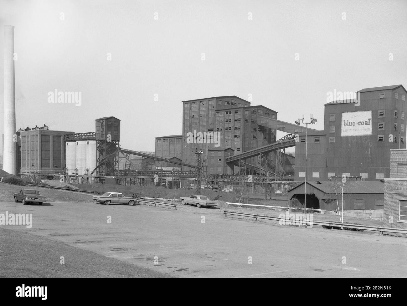 Charbon bleu Huber du disjoncteur est un monument situé dans le quartier de Ashley, Hanover Township, comté de Luzerne, New York, USA. Le disjoncteur a été construit en 1939 pour remplacer le disjoncteur de Maxwell qui était situé à la mine. Au fil de l'extraction de charbon arrivant à le disjoncteur a été lavé et nettoyé pour enlever les impuretés, principalement l'ardoise. Il est concassé et criblé de tailles spécifiques souhaitées par les clients. Considéré comme un ultra moderne lorsqu'il fut construit. Elle a traité 7 000 tonnes de charbon anthracite par jour.Le produit final a été aspergé d'une teinture bleue et vendus en tant que "Charbon bleu."Il a cessé ses activités en 1976. Banque D'Images