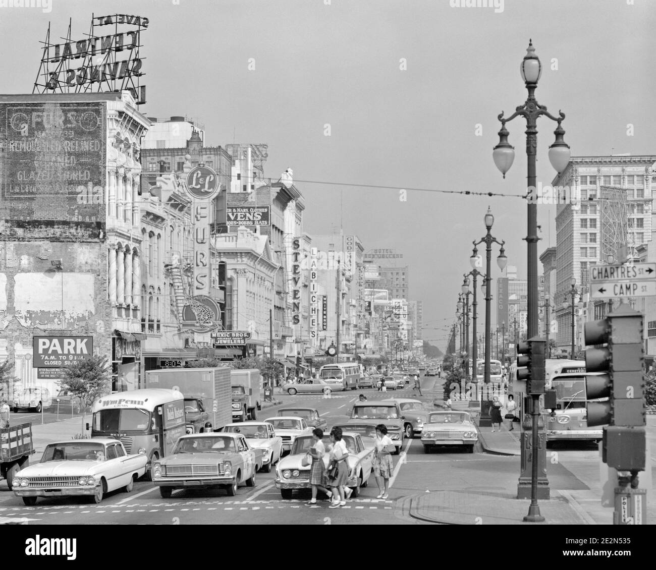 LES ANNÉES 1960 CANAL STREET DE CHARTRES ET LES RUES DE CAMP EN REGARDANT VERS LE NORD PIÉTONS TRAFIC MAGASINS CENTRE-VILLE DE LA NOUVELLE-ORLÉANS LOUISIANE ÉTATS-UNIS - R19973 HAR001 HARS PIÉTONNIER ORLÉANS RUES ET AUTOS LOUISIANE SUD MAGASINS IMMOBILIER NOLA STRUCTURES AUTOMOBILES VILLES VÉHICULES CHARTRES EDIFICE CÔTE DU GOLFE CANAL COMMERCE CONGESTION COMMERCES NOIR ET BLANC HAR001 LA LAMPADAIRES RUE PRINCIPALE LA NOUVELLE-ORLÉANS À L'ANCIENNE Banque D'Images