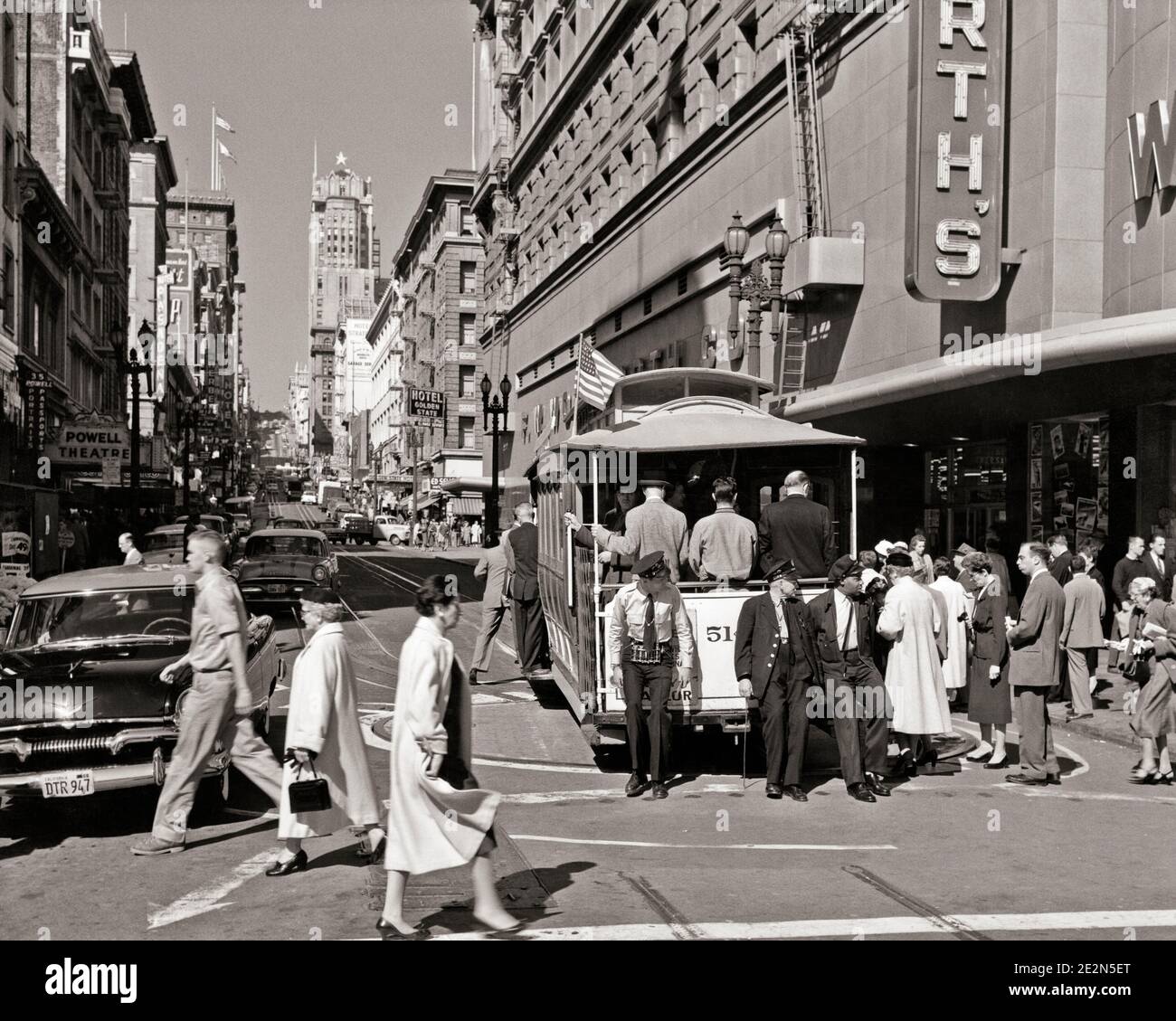 LES ANNÉES 1950, SAISISSEZ L'HOMME ET LES CONDUCTEURS QUI TOURNENT LE TÉLÉPHÉRIQUE À PLEIN MARKET STREET ET POWELL STREET AU MILIEU DE LA CIRCULATION PIÉTONNE SAN FRANCISCO CA ETATS-UNIS - R462 KRU001 HARS NOSTALGIE ANCIENNE MODE 1 SAN COMMUNICATION CALIFORNIA WEST HISTOIRE FEMMES PASSAGERS EMPLOIS ÉTATS-UNIS COPIE ESPACE FEMMES PLEINE LONGUEUR PERSONNES BOUTIQUES ÉTATS-UNIS D'AMÉRIQUE MÂLES CORNER PIÉTONS PROFESSION TRANSPORT B&W FRANCISCO TOURNANT ACHETEUR AMÉRIQUE DU NORD LES AMATEURS DE SHOPPING NORD-AMÉRICAINS S'Y SONT QUALIFIÉS POUR LES PIÉTONS DANS LES RUES À GRAND ANGLE ET LE TRAVAIL À POIGNÉE CA EMPLOIS MAGASINS DE LA CÔTE OUEST PARMI LES EMPLOYÉS DU TÉLÉPHÉRIQUE DES VILLES Banque D'Images