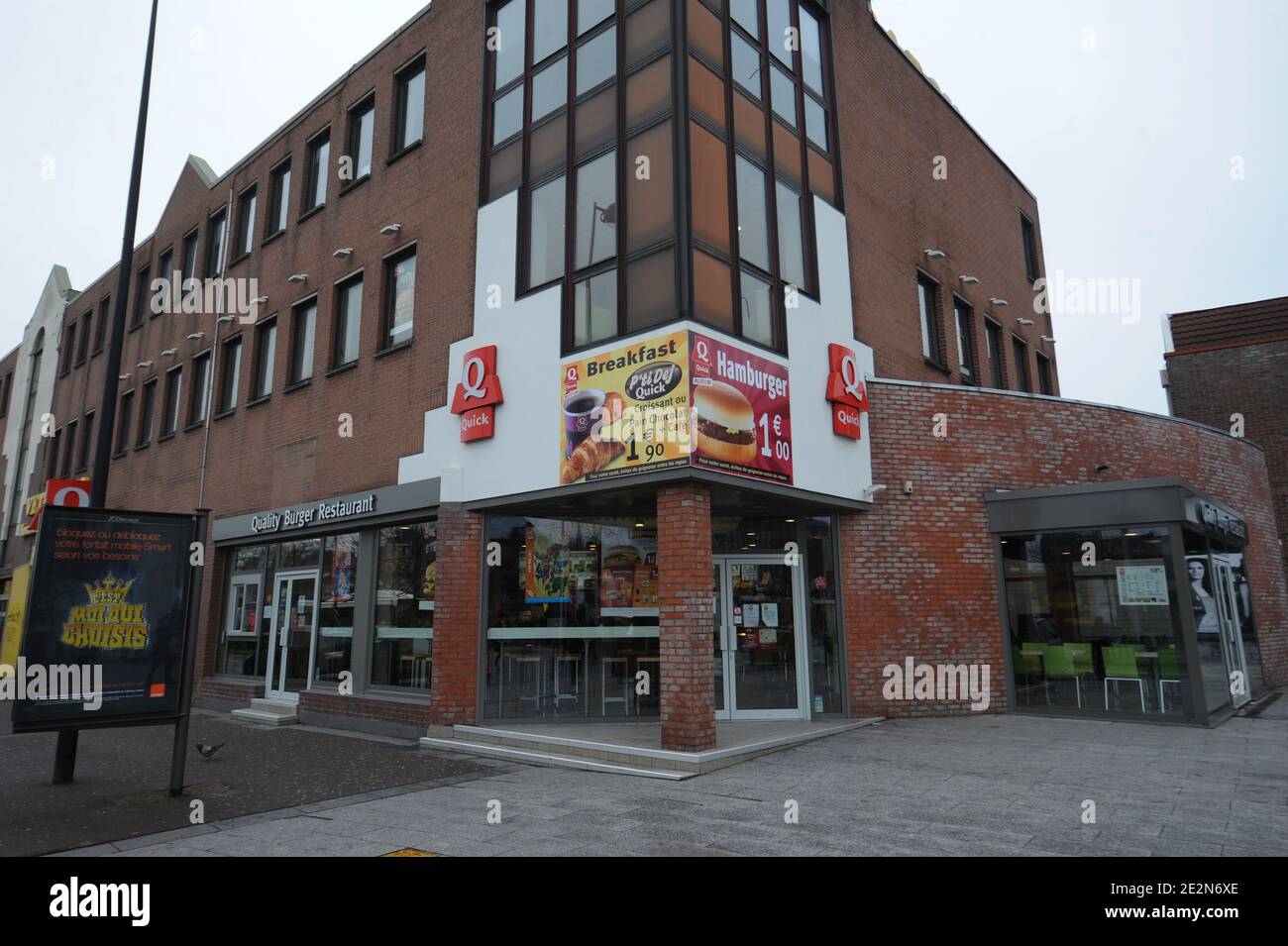 Vue sur le restaurant Quick fast food qui lance des menus halal uniquement  à Roubaix, dans le nord de la France, le 18 février 2010. Comme l'offre  alimentaire est complètement halal et