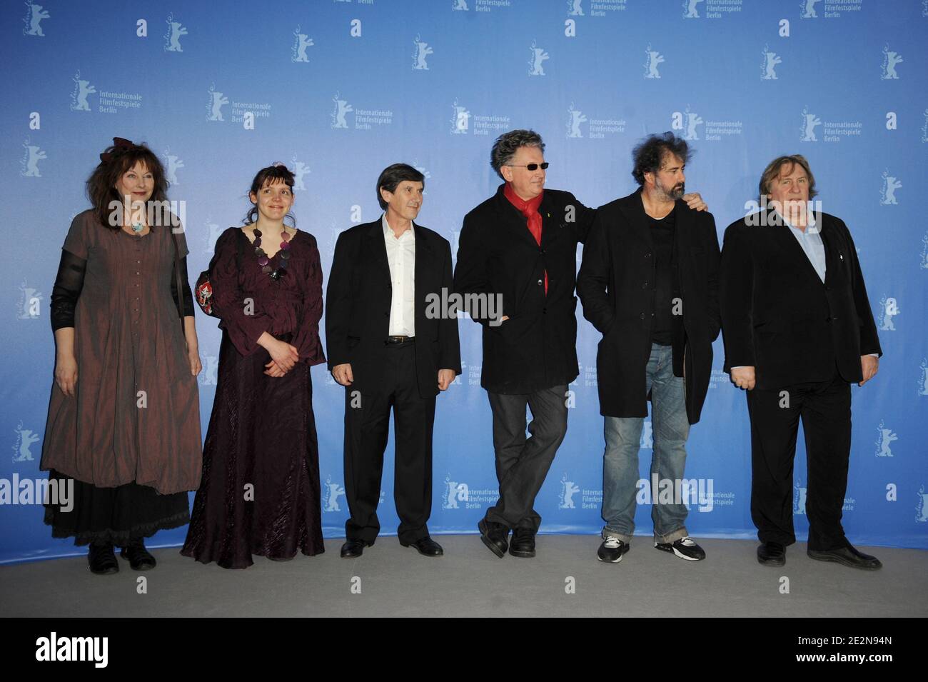 Yolande Moreau, Miss Ming, Jean-Pierre Guerin, Benoit Delepine, Gustave Kervern et Gerard Depardieu lors d'une séance photo de 'Mammuth' dans le cadre du 60ème Festival du film de Berlin à l'hôtel Grand Hyatt de Berlin, en Allemagne, le 19 février 2010. Photo de Nicolas Briquet/ABACAPRESS.COM Banque D'Images