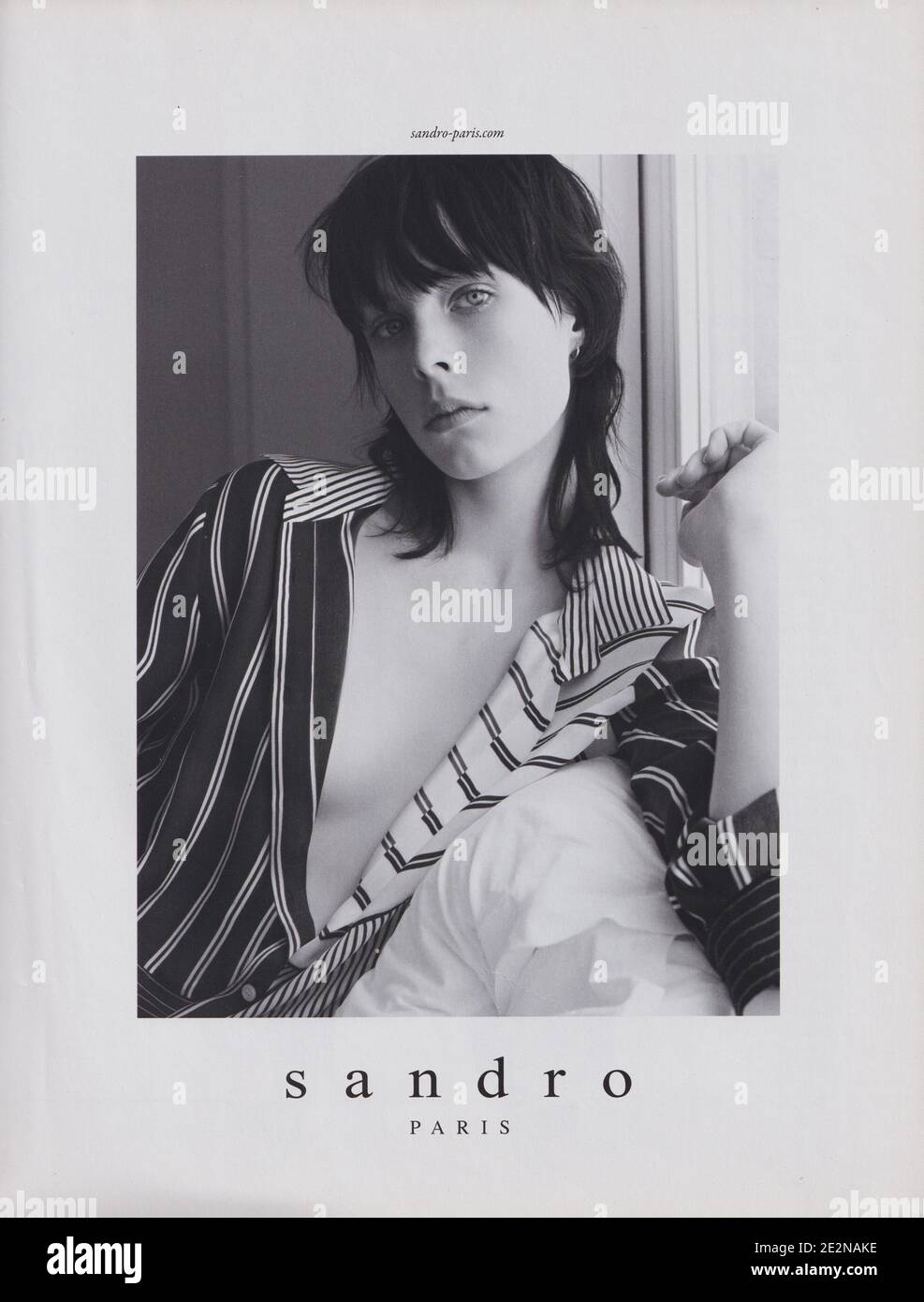 Affiche publicitaire de Sandro Paris avec Edie Campbell, dans le magazine papier de l'année 2014, une publicité, une publicité à partir d'Paris Sandro créatifs 2010s Banque D'Images