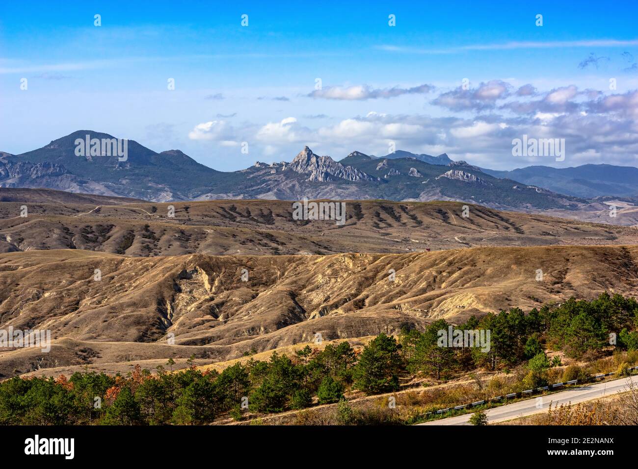 Paysage de collines de relief de loamy et montagnes rocheuses de la Crimée Banque D'Images