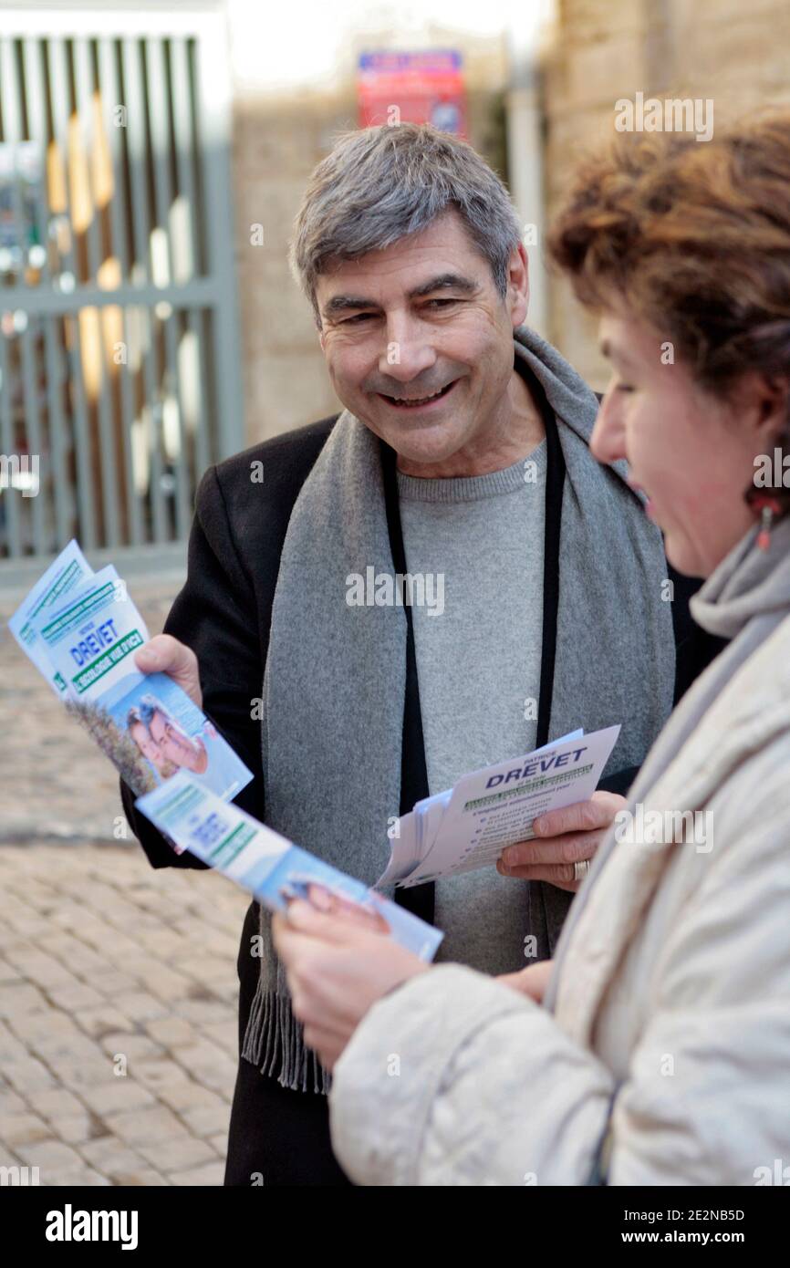 Patrice Drevet tete de liste Alliance Ecologiste Independante en  Languedoc-Roussillon distribution de tracts dans le cadre des élections  régionales sur le marché hébdomadaire de la ville a Pezenas, France le 20  Fevrier
