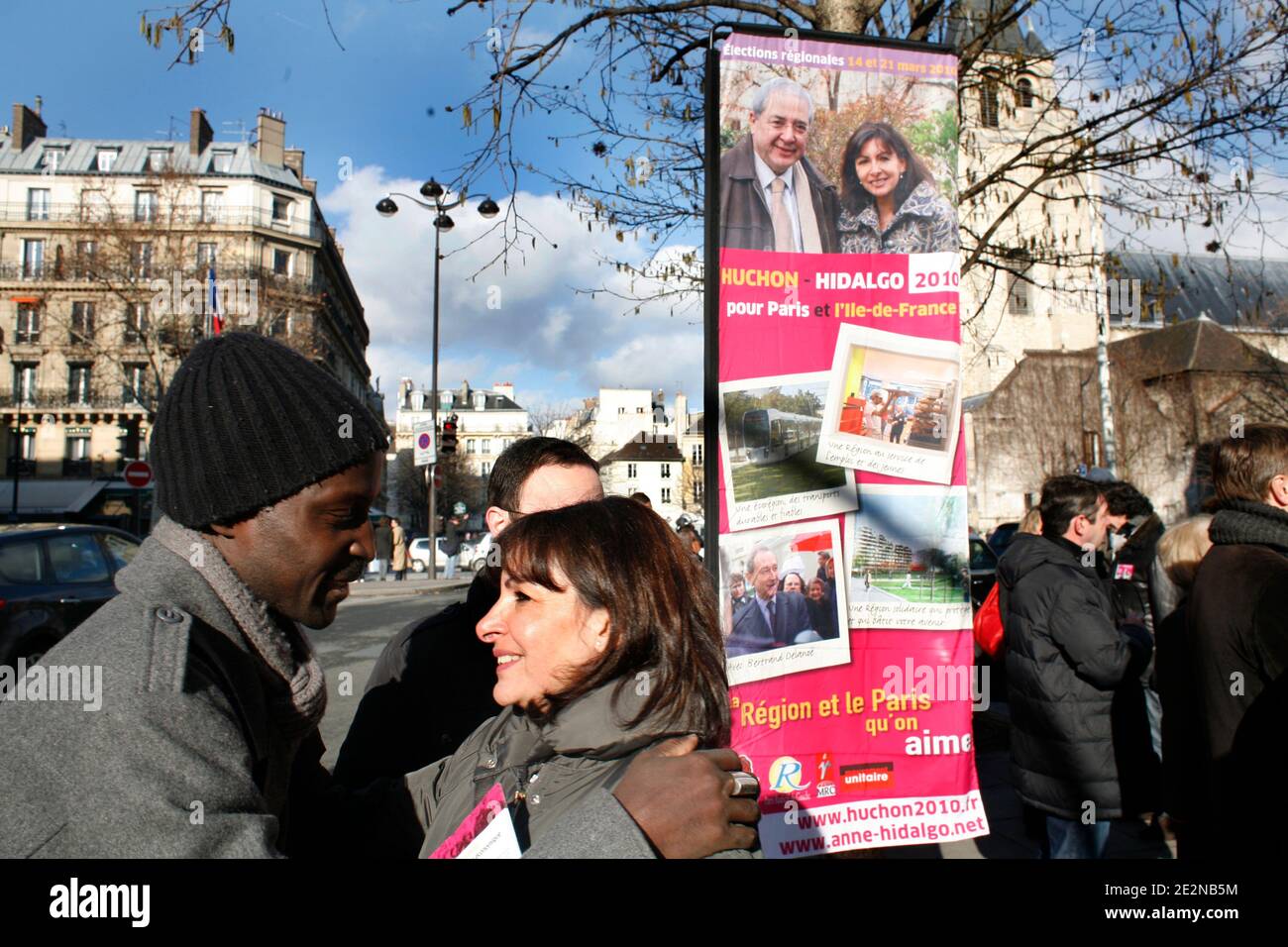 Anne Hidalgo tete de liste du Parti social a Paris distribue de tracts rue de Rennes dans le cadre de la campagne des élections régionales a Paris, France le 20 février, 2010. Photo Jean-Luc Luyssen/ABACAPRESS.COM Banque D'Images