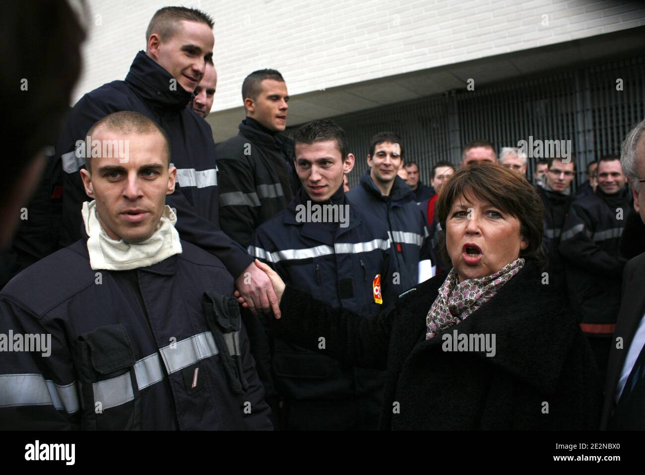 PS Martine Aubry Adeline Hazan, première secrétaire du parti socialiste, rencontre des pompiers au stade de Reims pour les élections régionales France le 22 février 2010. Photo de Jean-Luc Luyssen/ABACAPRESS.COM Banque D'Images