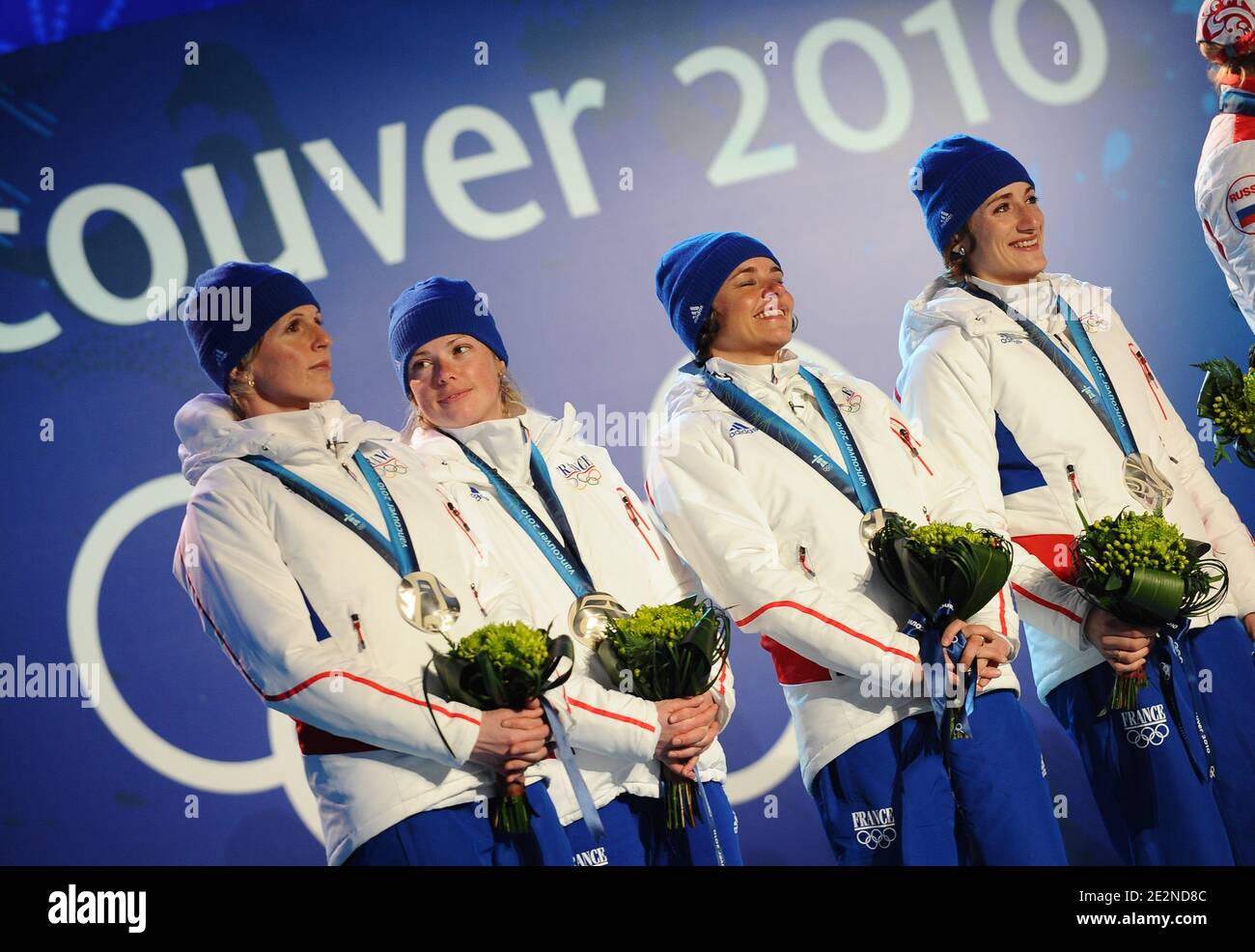 (G-D) les médaillés d'argent français Sandrine Bailly, Marie Dorin, Sylvie Becaert et Marie Laure Brunet célèbrent la cérémonie de remise des médailles au stade BC place pour les XXIes Jeux Olympiques d'hiver de 2010 à Vancouver, à Whistler, au Canada, le 24 février 2010. Photo de Gouhier-Hahn-Nebinger/ABACAPRESS.COM Banque D'Images