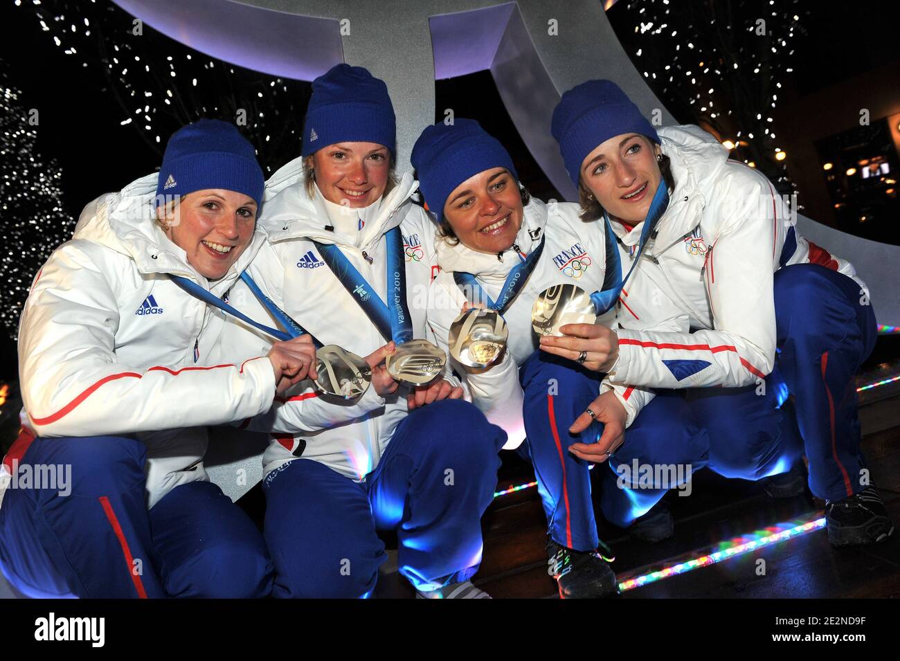 (G-D) les médaillés d'argent français Sandrine Bailly, Marie Dorin, Sylvie Becaert et Marie Laure Brunet célèbrent la cérémonie de remise des médailles au stade BC place pour les XXIes Jeux olympiques d'hiver de 2010 à Vancouver, à Whistler, au Canada, le 24 février 2010. Photo de Gouhier-Hahn-Nebinger/ABACAPRESS.COM Banque D'Images