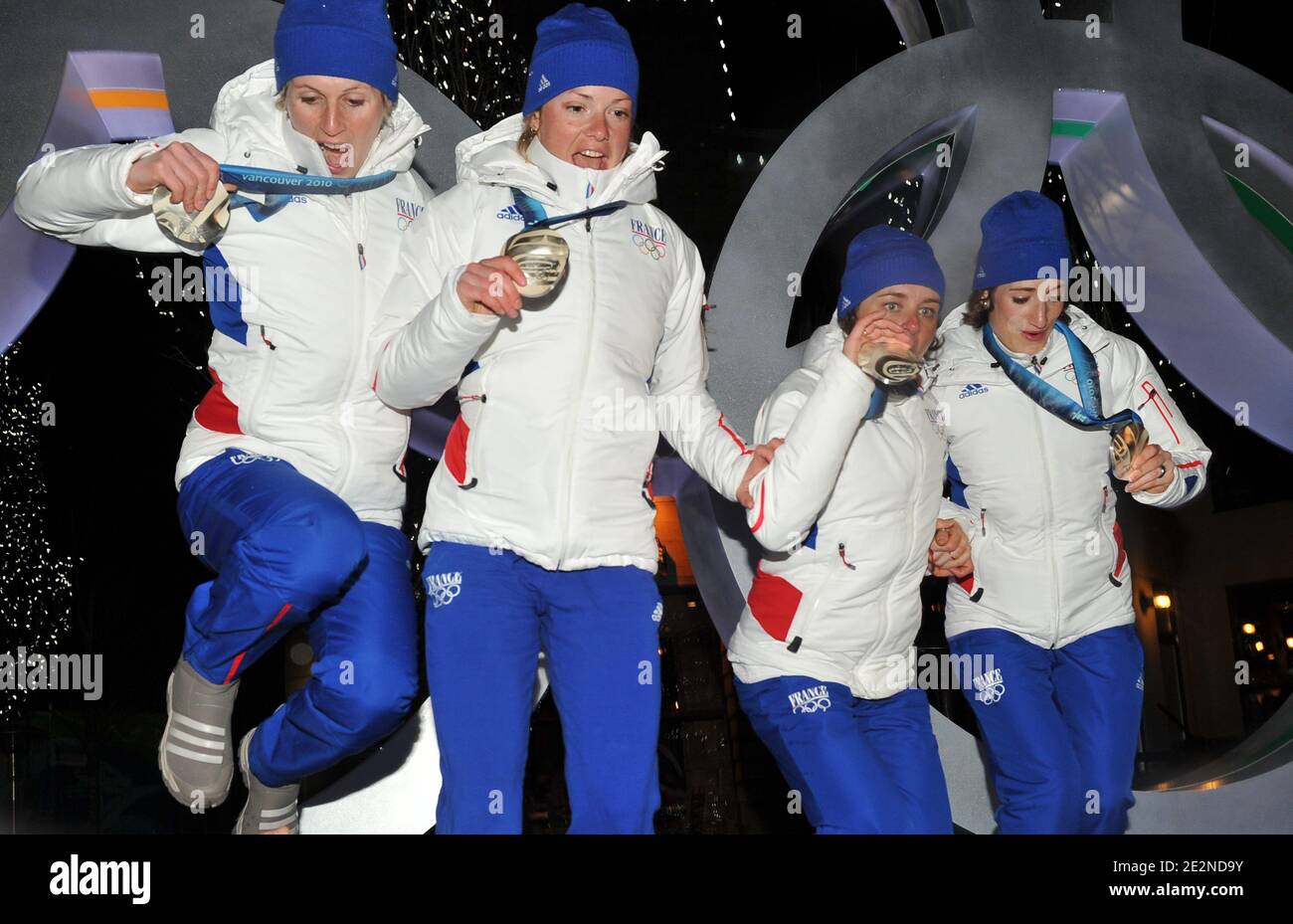 (G-D) les médaillés d'argent français Sandrine Bailly, Marie Dorin, Sylvie Becaert et Marie Laure Brunet célèbrent la cérémonie de remise des médailles au stade BC place pour les XXIes Jeux olympiques d'hiver de 2010 à Vancouver, à Whistler, au Canada, le 24 février 2010. Photo de Gouhier-Hahn-Nebinger/ABACAPRESS.COM Banque D'Images