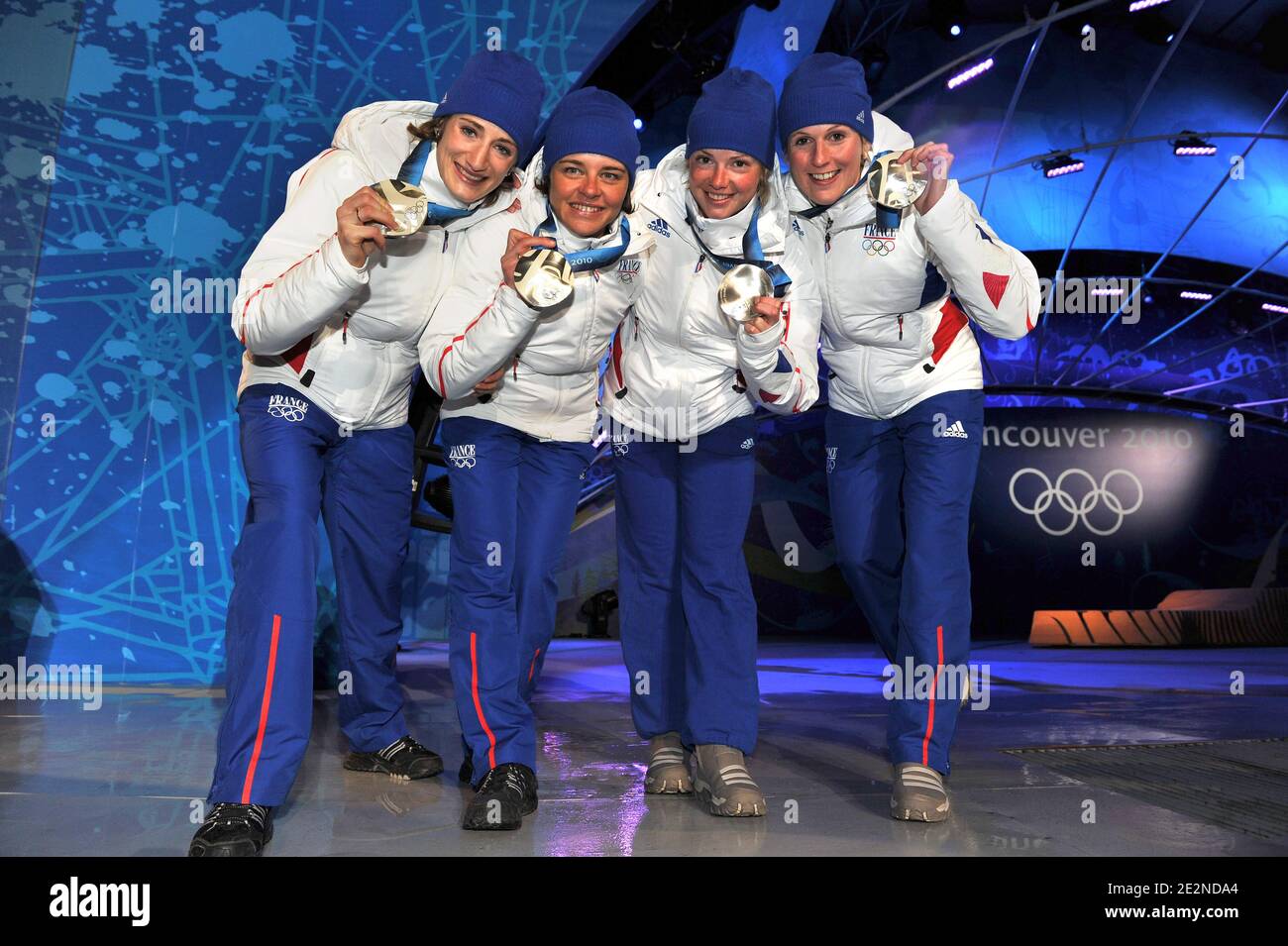 (G-D) les médaillés d'argent français Marie Laure Brunet, Sylvie Becaert, Marie Dorin et Sandrine Bailly célèbrent la cérémonie de remise des médailles au stade BC place pour les XXIes Jeux olympiques d'hiver de 2010 à Vancouver, à Whistler, au Canada, le 24 février 2010. Photo de Gouhier-Hahn-Nebinger/ABACAPRESS.COM Banque D'Images