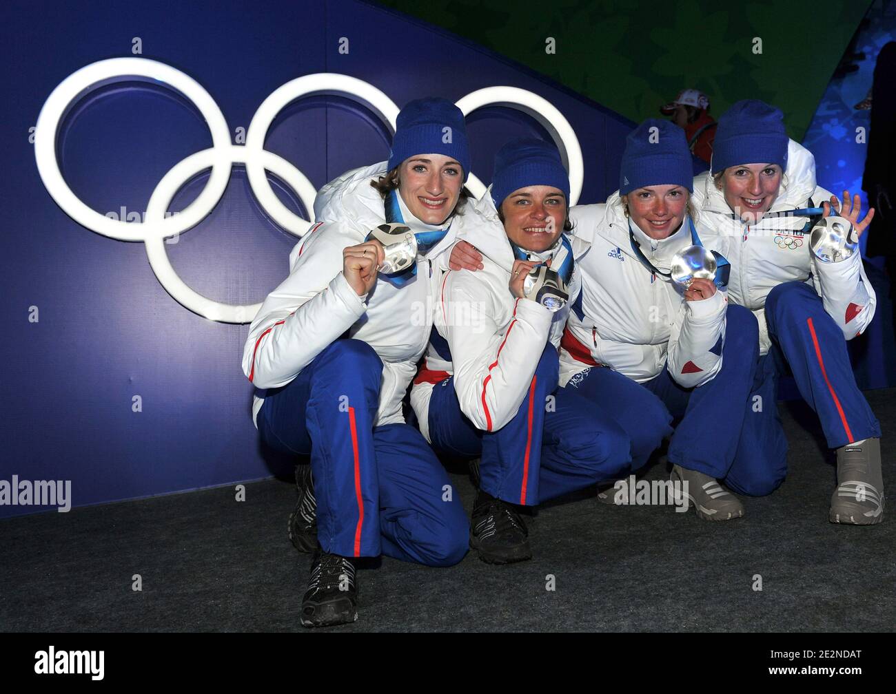 (G-D) les médaillés d'argent français Marie Laure Brunet, Sylvie Becaert, Marie Dorin et Sandrine Bailly célèbrent la cérémonie de remise des médailles au stade BC place pour les XXIes Jeux olympiques d'hiver de 2010 à Vancouver, à Whistler, au Canada, le 24 février 2010. Photo de Gouhier-Hahn-Nebinger/ABACAPRESS.COM Banque D'Images