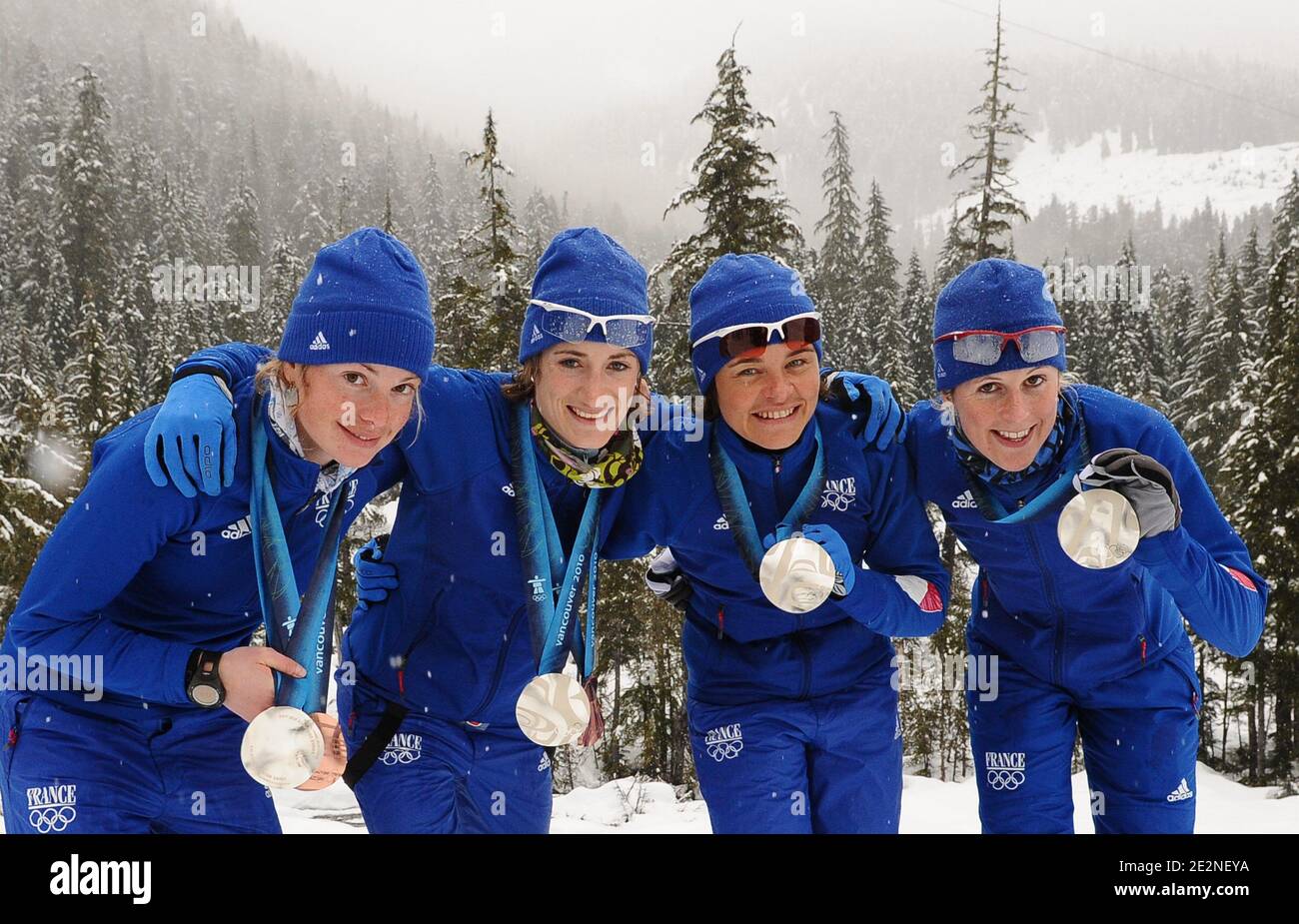 L'équipe française de biathlon Marie Dorin, Marie-Laure Brunet, Sylvie Becaert et Sandrine Bailly posent avec leurs médailles après la dernière compétition de biathlon des XXIes Jeux Olympiques d'hiver de 2010 à Vancouver au parc olympique de Whistler, Canada, le 26 février 2010. Photo de Gouhier-Hahn-Nebinger/ABACAPRESS.COM Banque D'Images