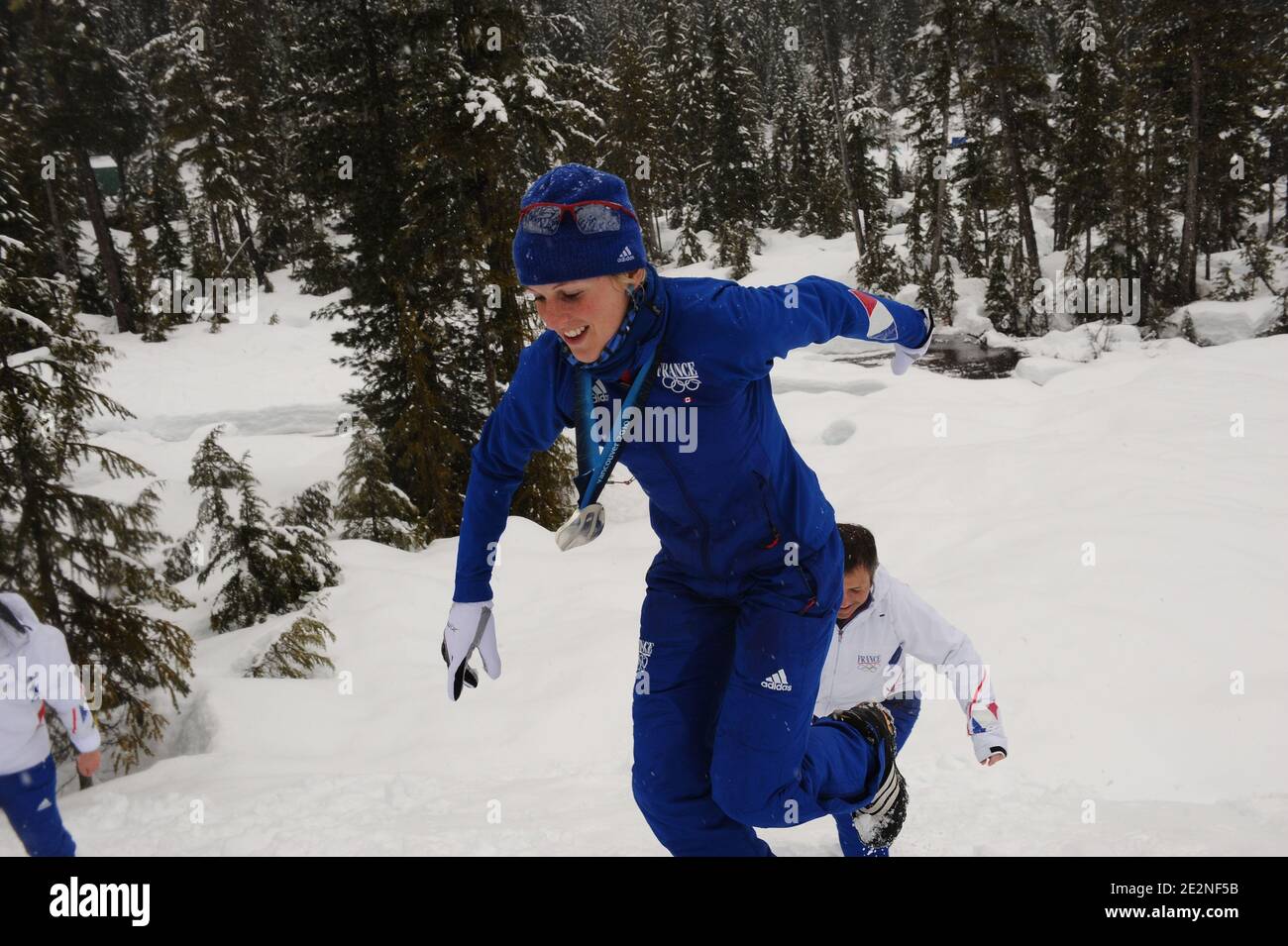 Sandrine Bailly, skieuse française de Biatlon, joue dans la neige après la dernière compétition de Biatlon pour les XXIes Jeux Olympiques d'hiver de 2010 à Vancouver, au parc olympique de Whistler, Canada, le 26 février 2010. Photo de Gouhier-Hahn-Nebinger/ABACAPRESS.COM Banque D'Images