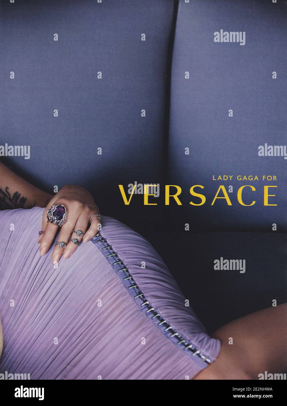 Affiche publicitaire de la maison de couture VERSACE avec Lady Gaga dans le magazine papier de l'année 2014, une publicité, une publicité à partir d'VERSACE créatifs 2010s Banque D'Images