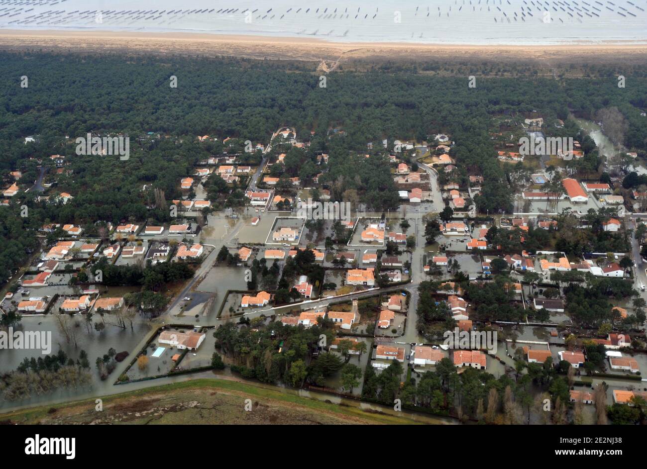 La vue aérienne montre des maisons et des rues inondées sur la côte atlantique entre la Rochelle et l'Aiguillon-sur-Mer, dans l'ouest de la France, le 1er mars 2010, après que la tempête de Xynthia a frappé la côte la veille, tuant au moins 50 personnes, faisant de grandes vagues dans les villes exposées, inondant des centaines de maisons. Photo de Frank Perry/Pool/ABACAPRESS.COM Banque D'Images