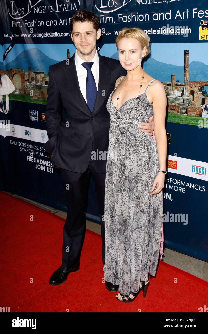 Kenny Doughty avec sa femme Caroline Carver arrive au '5e Festival annuel de films, de mode et d'art de Los Angeles Italia' qui s'est tenu au Grauman's Chinese Theatre à Los Angeles, en Californie, le 01 mars 2010. Photo de Wade Blaine/ABACAPRESS.COM (photo : Kenny Doughty, Caroline Carver) Banque D'Images