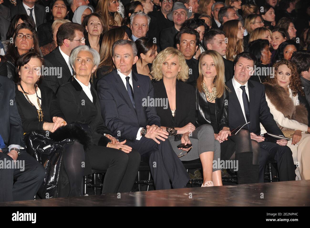 (G-D) la ministre française de l'économie, Christine Lagarde, le PDG de LVMH, Bernard Arnault, Charlize Theron, Delphine Arnault, le ministre français du Commerce junior, Christian Estrosi et Marisa Berenson, première ligne du salon Dior automne-hiver 2010/2011 prêt-à-porter qui s'est tenu aux Tuileries de Paris, en France, le 5 mars 2010. Photo de Briquet-Nebinger-Guibbbaud-Orban/ABACAPRESS.COM Banque D'Images