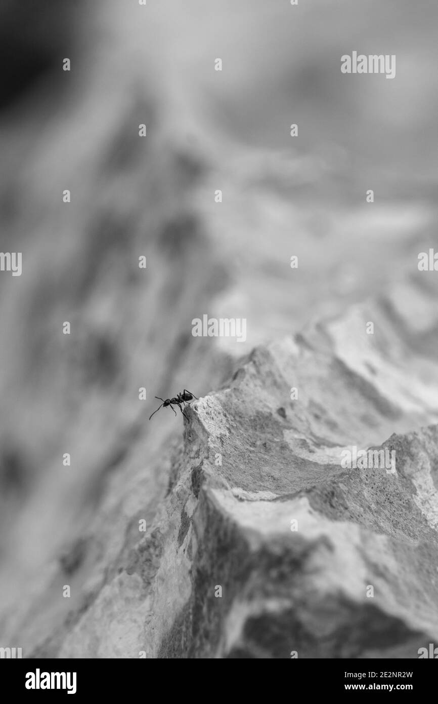 une ascension sur un petit pic de roche Banque D'Images