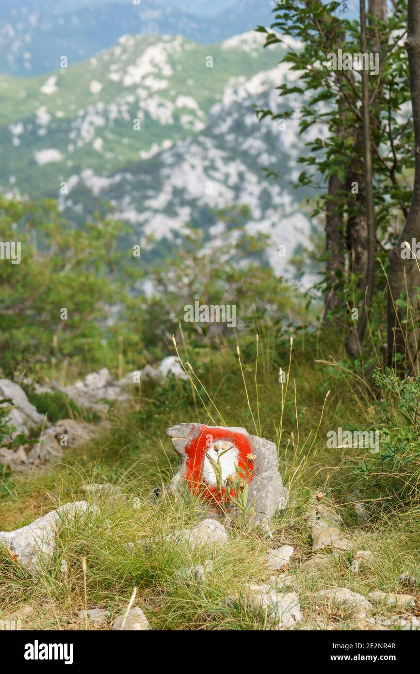 Marqueur de sentier sur pierre dans le paysage karstique croate, parc national de paklenica Banque D'Images