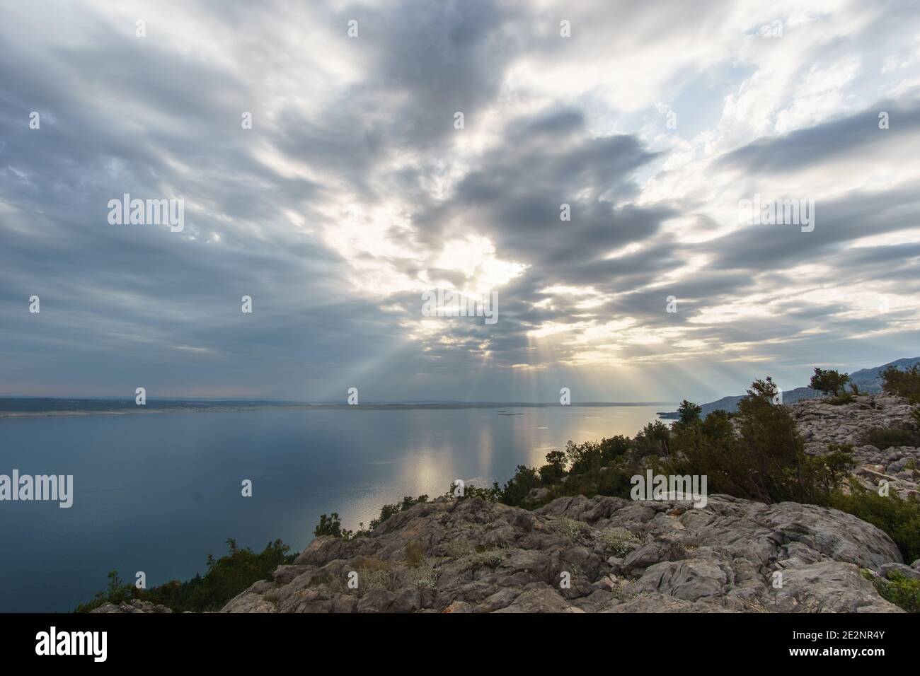 Les rayons du soleil traversent les nuages au-dessus de la mer croate Banque D'Images