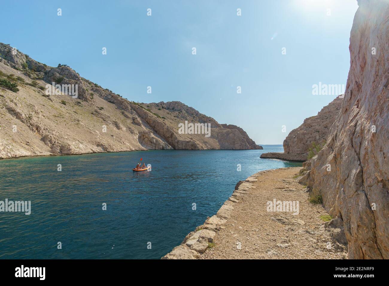 pédalo quittant la baie en mer croate Banque D'Images