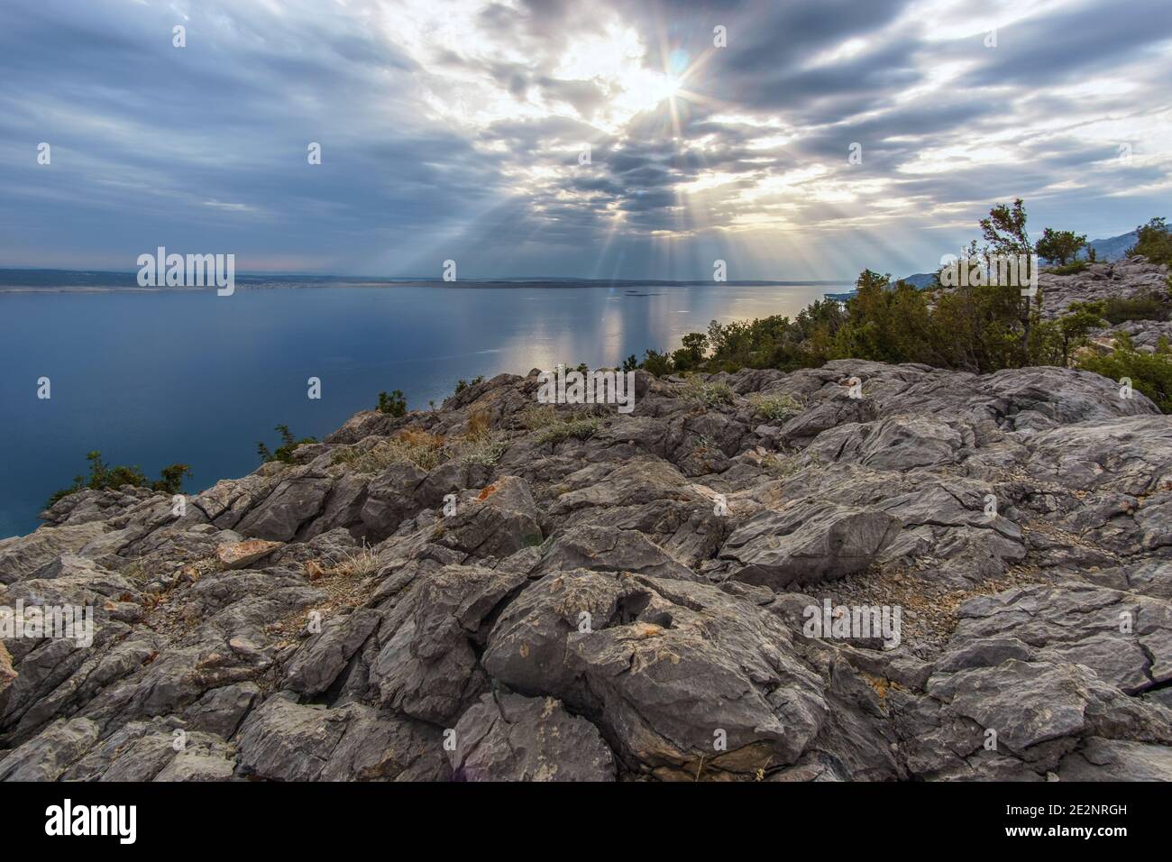 Les rayons du soleil traversent les nuages au-dessus de la mer croate Banque D'Images