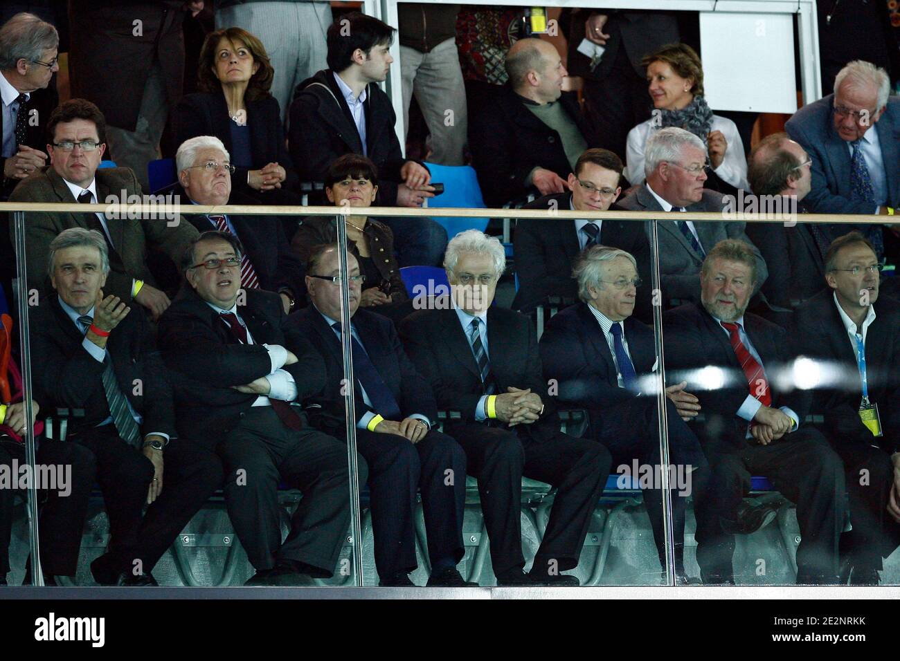 L'ancien Premier ministre socialiste français Lionel Jospin vient soutenir Daniel Percheron pour les élections régionales. Ici alors qu'il assiste à la rencontre d'athlétisme à Lievin, au nord de la France, le 5 mars 2010. Photo de Mikael Libert/ABACAPRESS.COM Banque D'Images