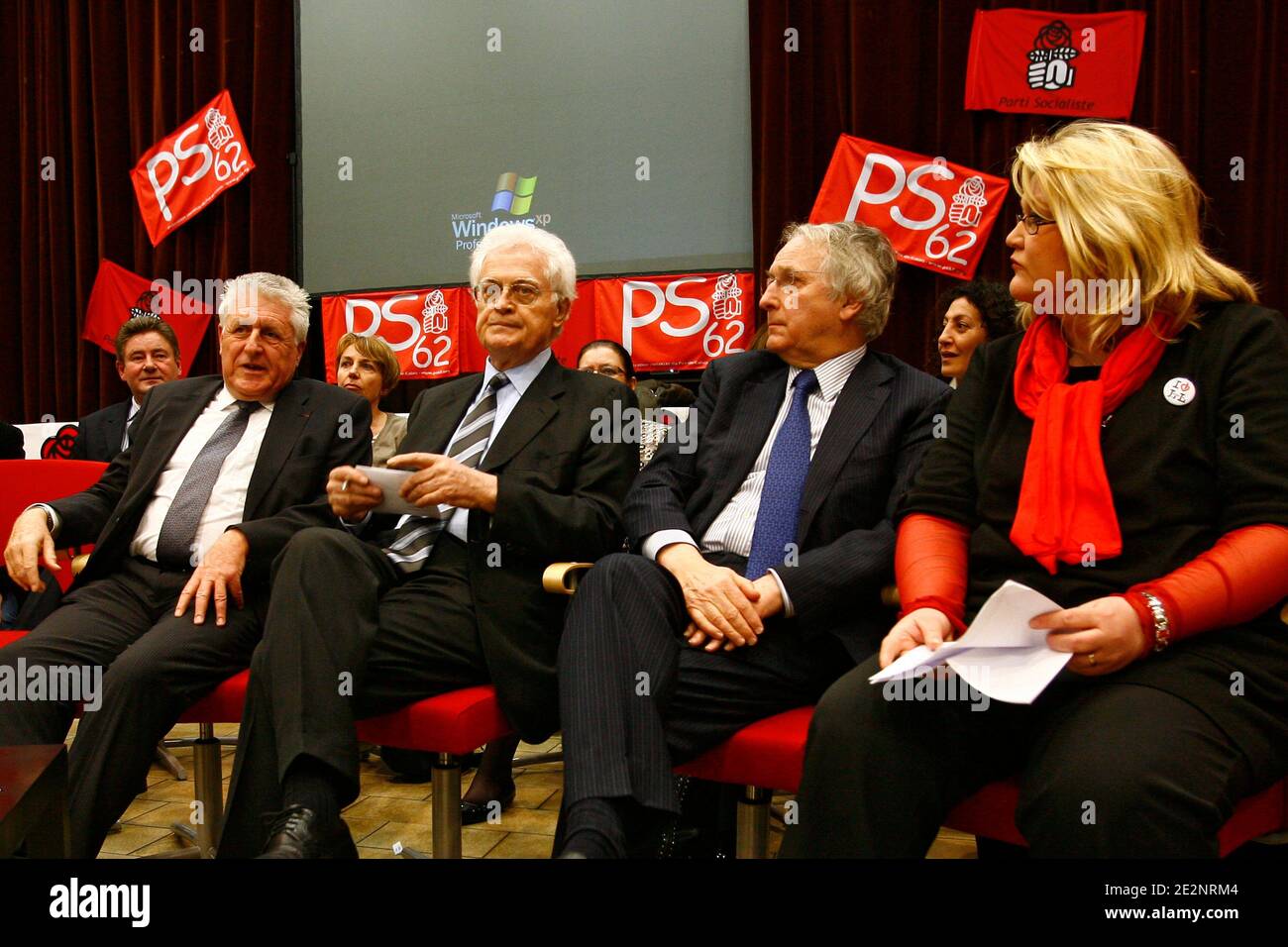 L'ancien Premier ministre socialiste français Lionel Jospin vient soutenir Daniel Percheron pour l'élection régionale à Lens, au nord de la France, le 5 mars 2010. Ici, alors qu'il assiste à une réunion publique. Photo de Mikael Libert/ABACAPRESS.COM Banque D'Images