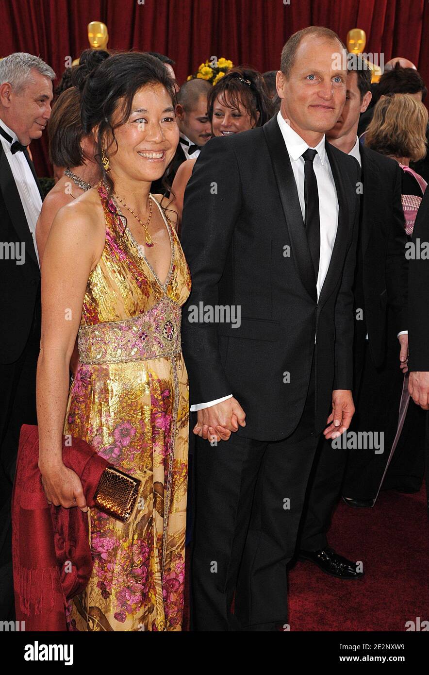 Woody Harrelson et Laura Louie arrivent à la 82e cérémonie de remise des prix de l'Académie, qui s'est tenue au Kodak Theatre de Los Angeles, Californie, Etats-Unis, lors du match 07, 2010. Photo de Lionel Hahn/ABACAPRESS.COM (photo: Woody Harrelson, Laura Louie) Banque D'Images