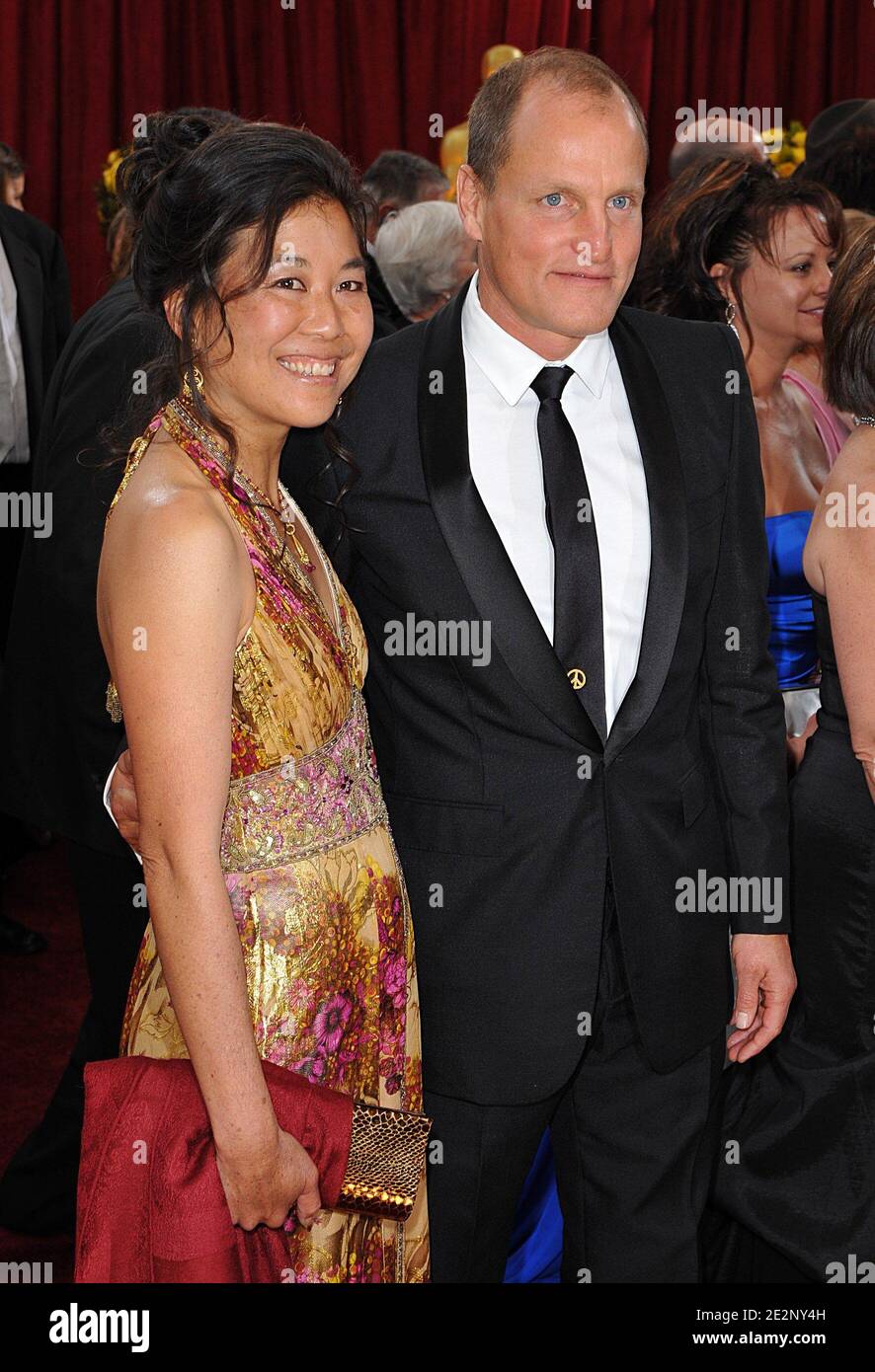 Woody Harrelson et Laura Louie arrivent à la 82e cérémonie de remise des prix de l'Académie, qui s'est tenue au Kodak Theatre de Los Angeles, Californie, Etats-Unis, lors du match 07, 2010. Photo de Lionel Hahn/ABACAPRESS.COM (photo: Woody Harrelson, Laura Louie) Banque D'Images